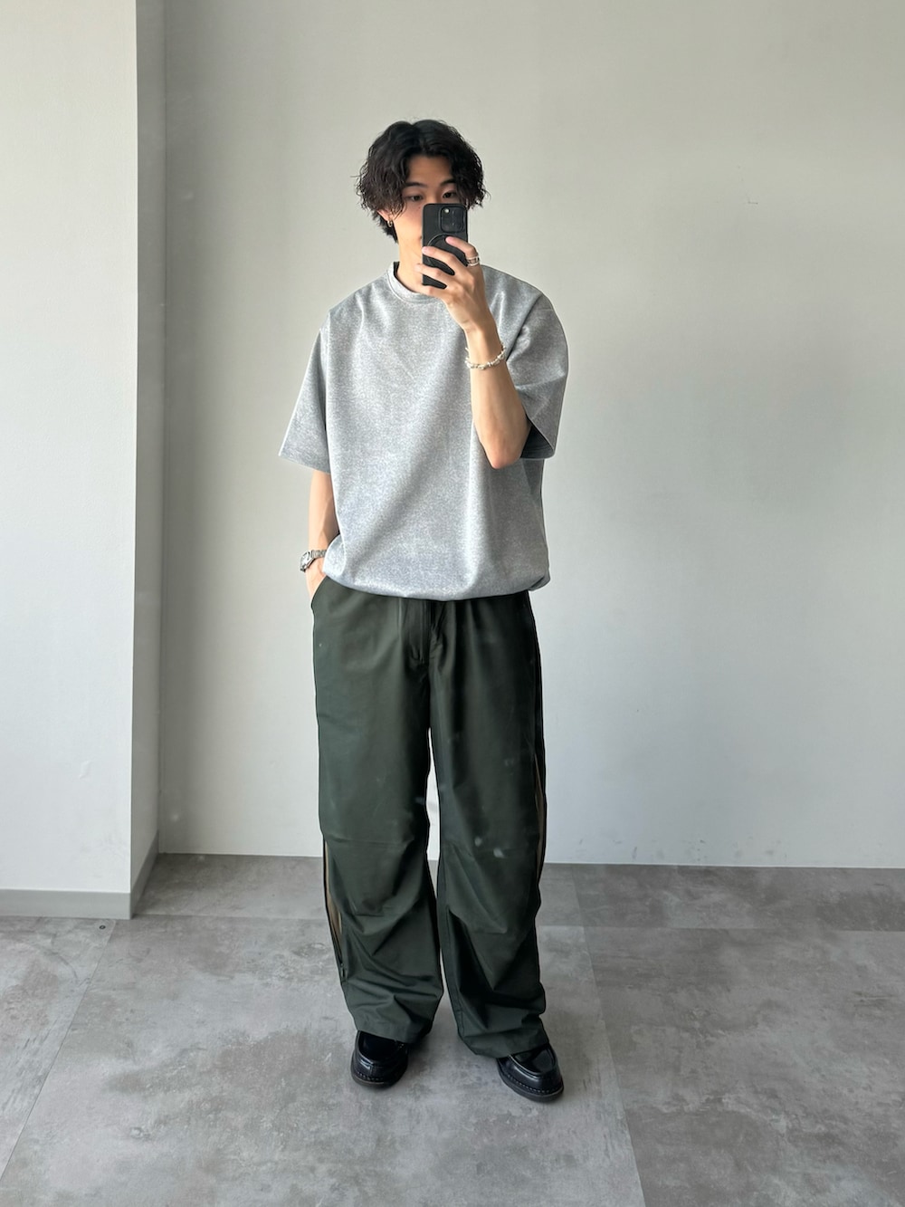「WETTEMPT、シティーボーイ、グレートップス、ナイロンパンツ、asics」｜「WETTEMPTのPONTE DRAW CORD TEE / ポンチドローコードT（Tシャツ/カットソー、グレー系）」を使った、おさゆうさん（メンズ・168cm）の夏コーディネートの4枚目の写真