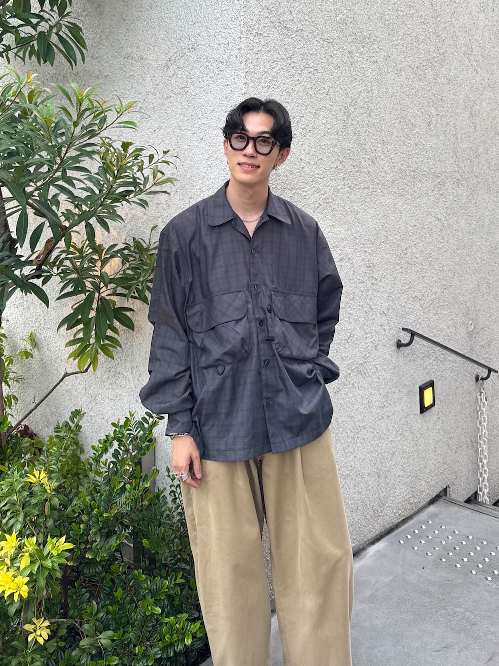 グレー系のシャツ/ブラウス、ベージュ系のその他パンツ、ベージュ系のスニーカーを着用したメンズの秋コーディネートの3枚目の写真