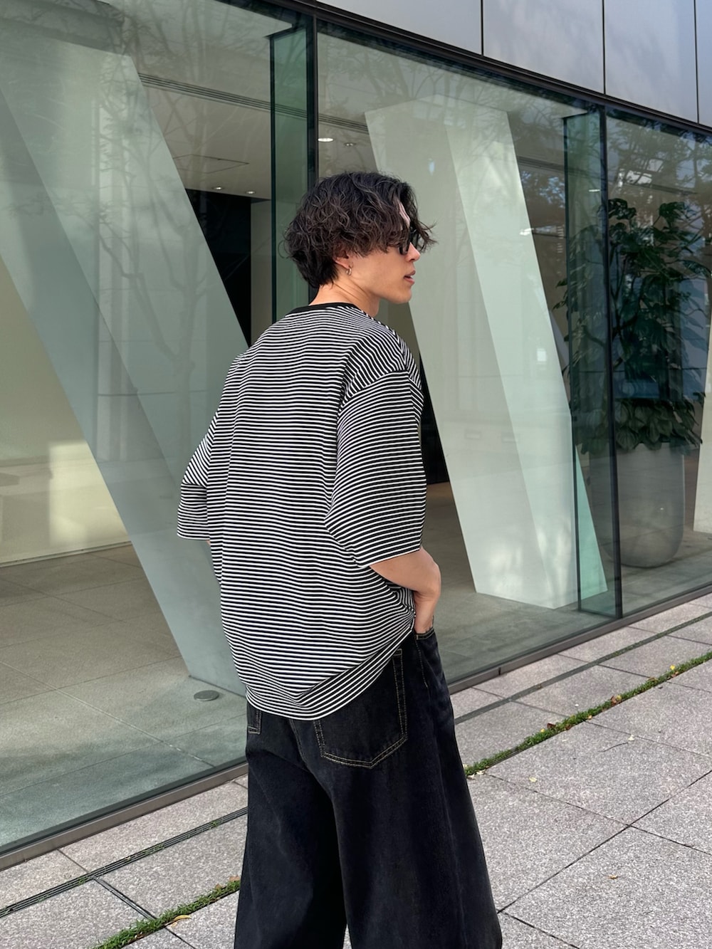「きれいめカジュアル、WETTEMPT、オーバーダイ、デニム、デニムコーデ、ボーダー、ボーダートップス、SALOMON」｜「WETTEMPTのCREW NECK MULTI BORDER TEE / クルーネックマルチボーダーT（Tシャツ/カットソー、ブラック系）」を使った、おさゆうさん（メンズ・168cm）の春コーディネートの3枚目の写真