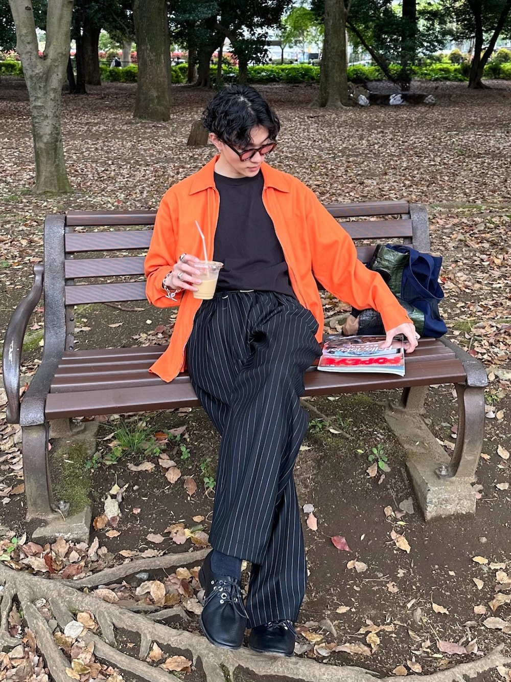 「春コーデ、HERMES、WETTEMPT、Hender Scheme、きれいめカジュアル、シティーボーイ、シャツブルゾン、シャツジャケット、エルメス、ストライプパンツ」｜「HANESのHanes/へインズ BEEFY/ビーフィー 無地 クルーネック 半袖Tシャツ/1P パックT/レディース メンズ（Tシャツ/カットソー、ブラック系）」を使った、おさゆうさん（メンズ・168cm）の春コーディネートの3枚目の写真