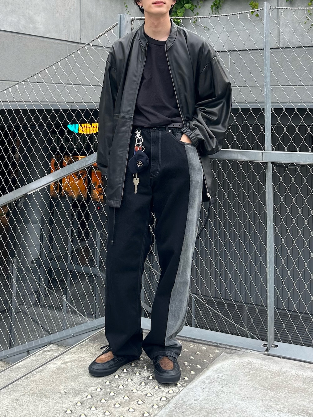 「デニム、秋コーデ、レザー、レザージャケット、ssstein、yoke、VANS、オールブラック」｜「HANESの【Hanes/ヘインズ】 BEEFY-T 2枚セット Tシャツ（Tシャツ/カットソー、ブラック系）」を使った、おさゆうさん（メンズ・168cm）の秋コーディネートの5枚目の写真
