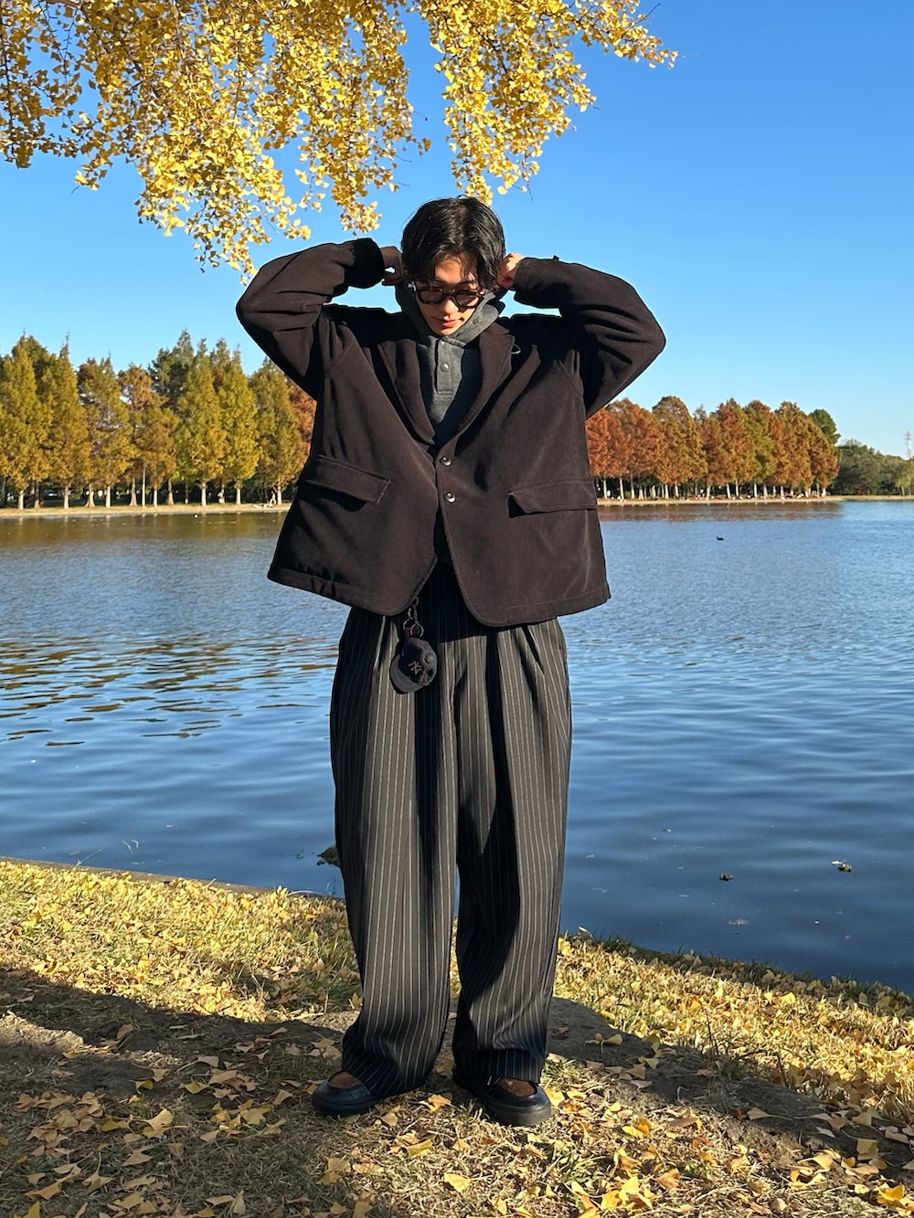 「シンプルスタイル、DAIWAPIER39、WETTEMPT、ジャケット、パーカー、ストライプパンツ、シティーボーイ」｜「DAIWA PIER39のアイテム（テーラードジャケット、ブラック系）」を使った、おさゆうさん（メンズ・168cm）の冬コーディネートの2枚目の写真