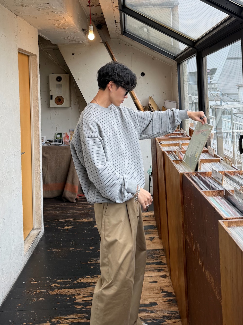 グレー系のスウェット、ベージュ系のその他パンツ、ホワイト系のスニーカーを着用したメンズの秋コーディネートの3枚目の写真