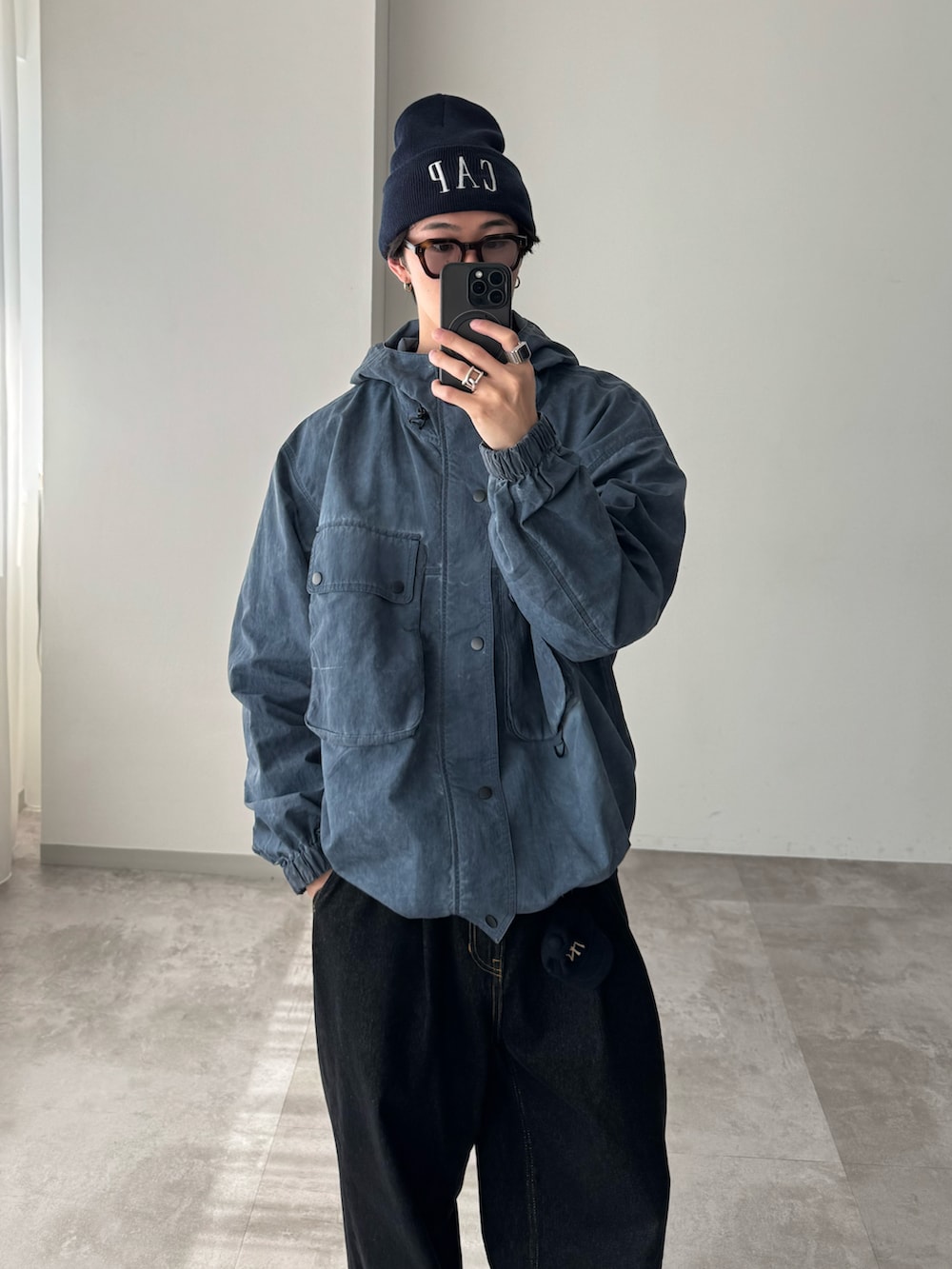 「春アウター、きれいめカジュアル、シティーボーイ、マウンテンパーカー、WETTEMPT、Paraboot、アウトドアスタイル」｜「WETTEMPTのGARMENT DYED NYLON MOUNTAIN PARKER / ガーメントダイナイロンマウンテンパーカー（マウンテンパーカー、ブルー系）」を使った、おさゆうさん（メンズ・168cm）の春コーディネートの2枚目の写真