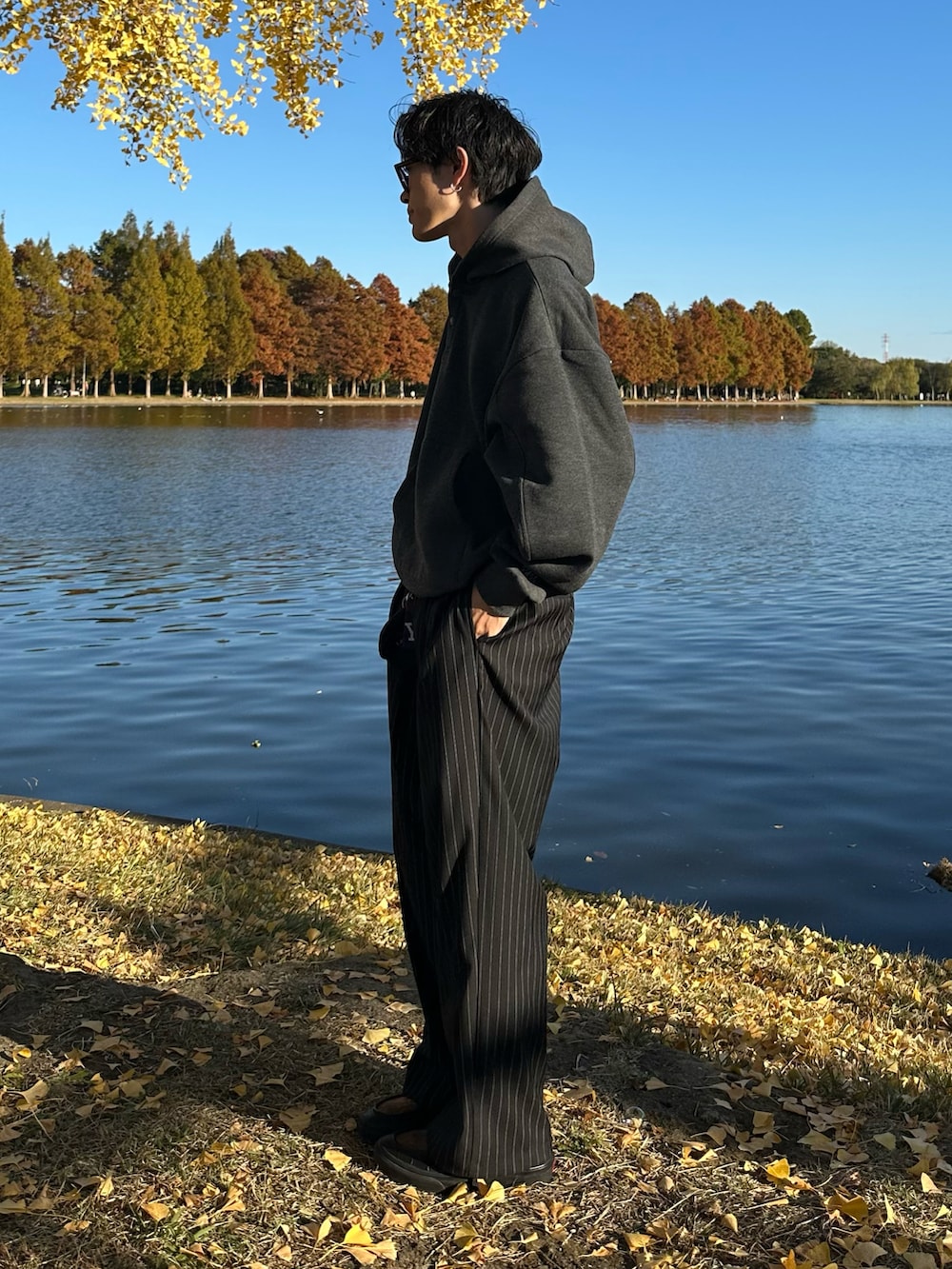 「冬コーデ、マイベストコーデ2024、大人コーデ、シティーボーイ、WETTEMPT、パーカー、きれいめカジュアル」｜「WETTEMPTのFLEECE LINING SNAP PARKA /裏起毛スナップパーカー（パーカー、グレー系）」を使った、おさゆうさん（メンズ・168cm）の冬コーディネートの2枚目の写真