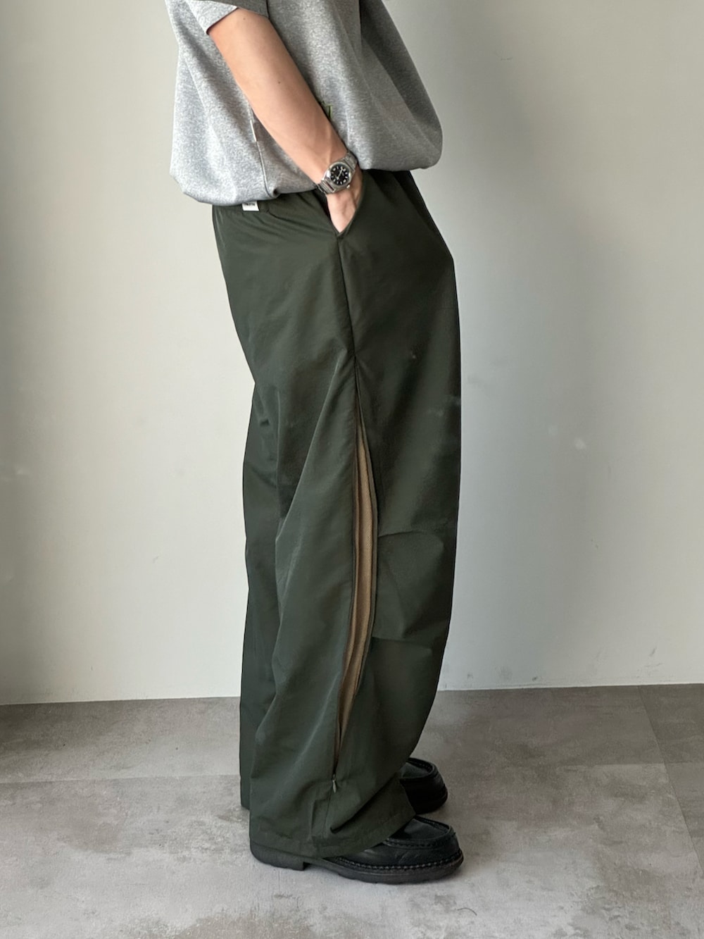 「WETTEMPT、シティーボーイ、グレートップス、ナイロンパンツ、asics」｜「WETTEMPTのPONTE DRAW CORD TEE / ポンチドローコードT（Tシャツ/カットソー、グレー系）」を使った、おさゆうさん（メンズ・168cm）の夏コーディネートの3枚目の写真