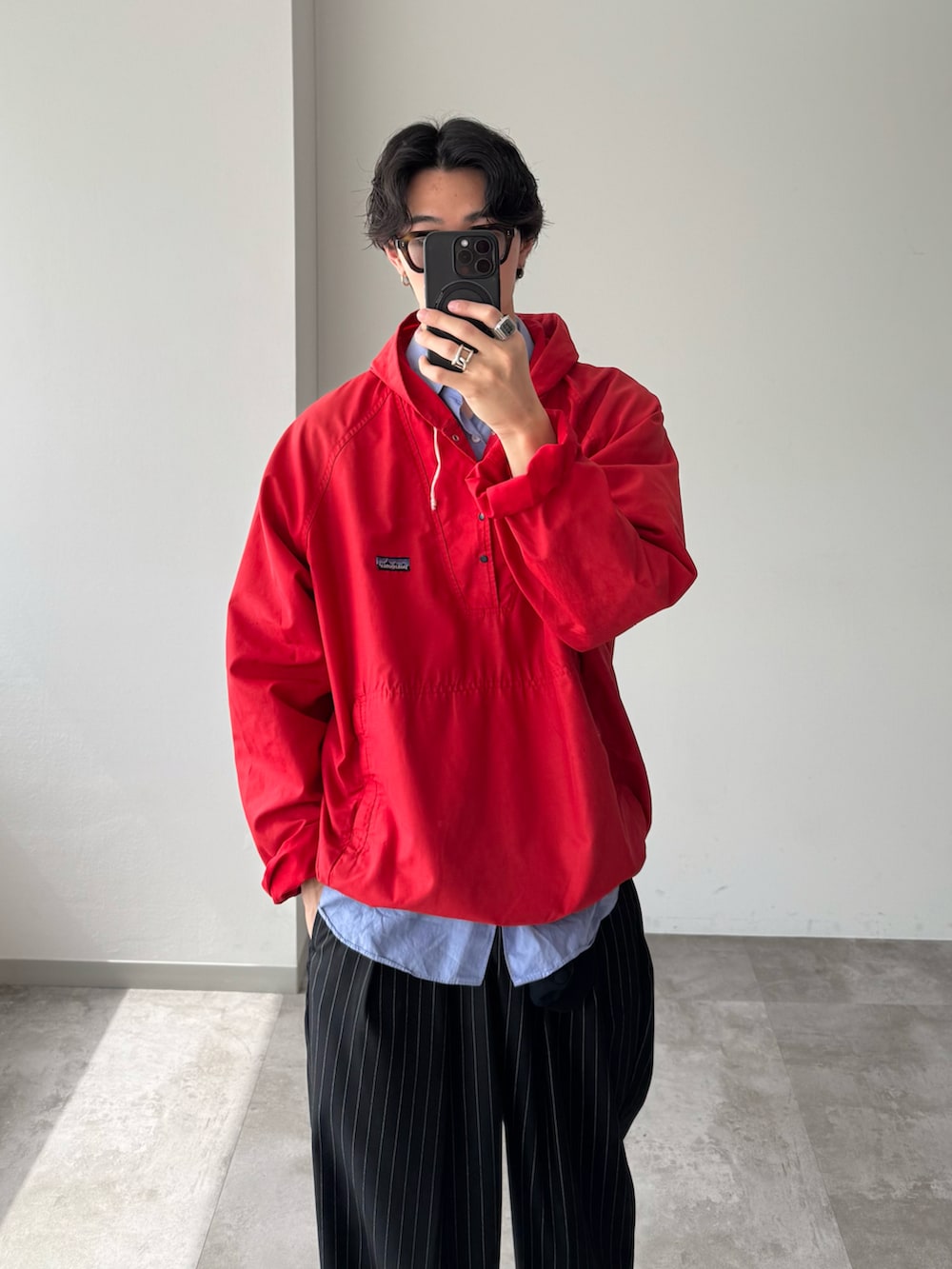 「春めき満開コーデ、カジュアルコーデ、低身長コーデ、メガネ男子、patagonia、COMOLI、WETTEMPT、Timberland、アノラックパーカー、ストライプパンツ」｜「patagoniaのアイテム（パーカー、レッド系）」を使った、おさゆうさん（メンズ・168cm）の春コーディネートの2枚目の写真