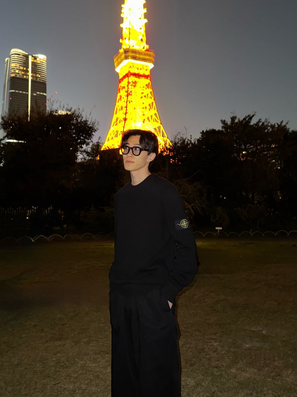 ブラック系のチノパンツ、ブラック系のスニーカー、ブラック系のニット/セーターを着用したメンズの秋コーディネートの3枚目の写真