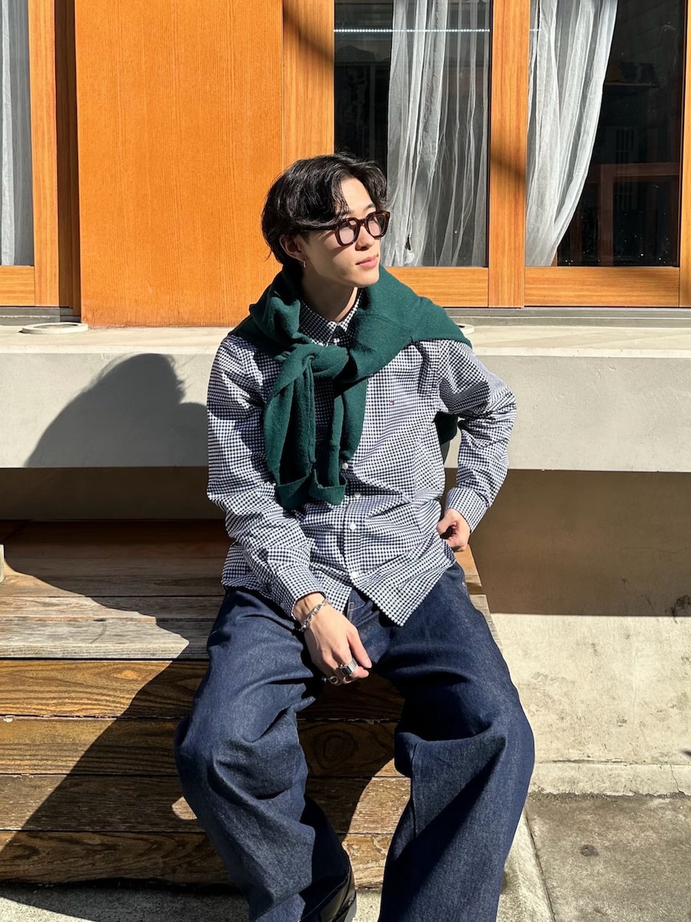 「春めき満開コーデ、春コーデ、きれいめカジュアル、トラッド、TOMMY HILFIGER、Traditional Weatherwear、Paraboot」｜「TOMMY HILFIGERのオックスフォードギンガムロングスリーブシャツ（シャツ/ブラウス、ブラック系）」を使った、おさゆうさん（メンズ・168cm）の春コーディネートの2枚目の写真