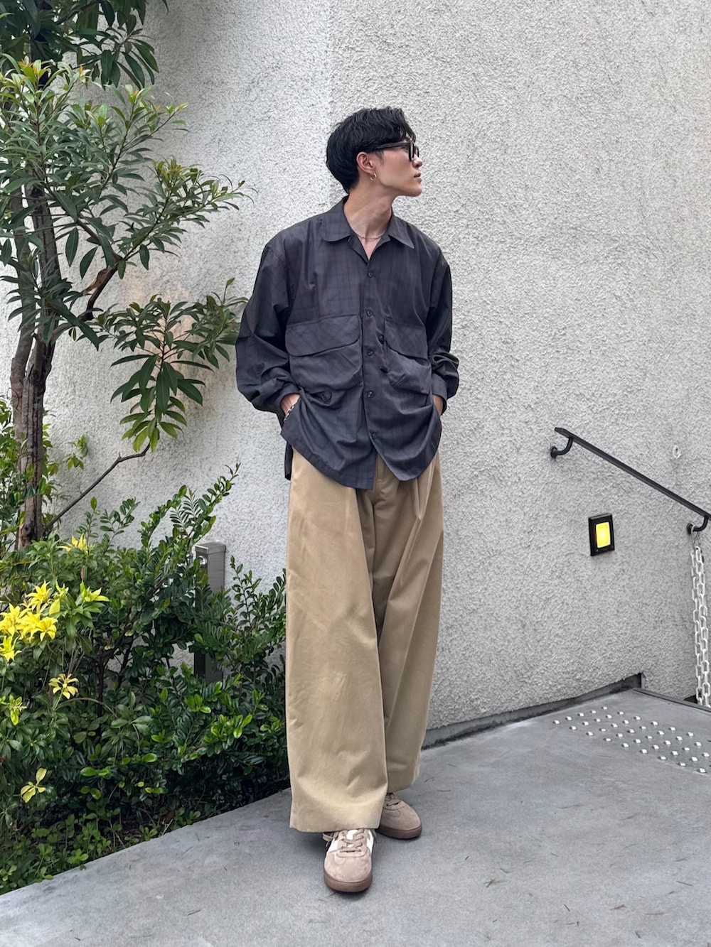 グレー系のシャツ/ブラウス、ベージュ系のその他パンツ、ベージュ系のスニーカーを着用したメンズの秋コーディネートの2枚目の写真