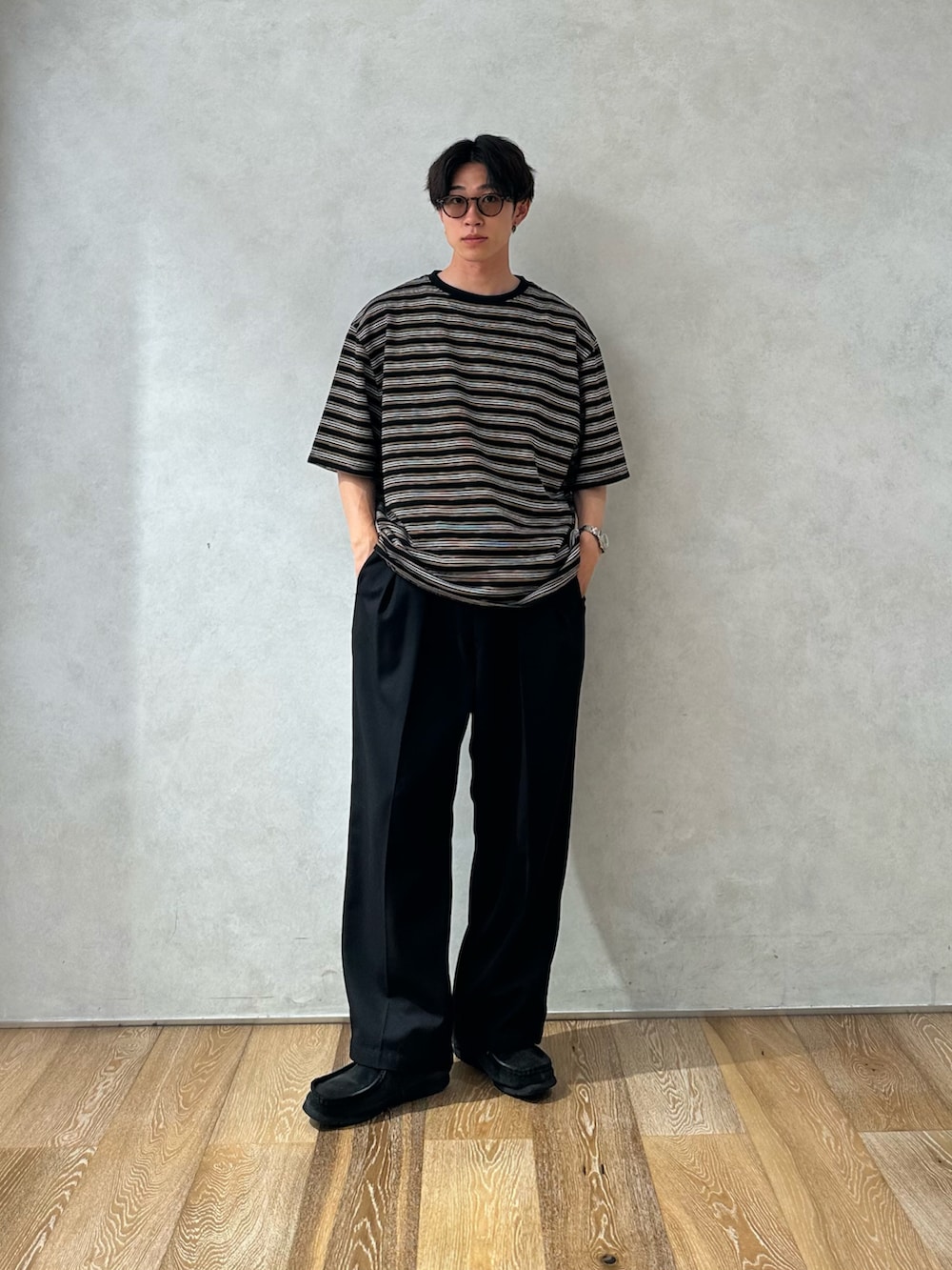 「大人カジュアル、ボーダートップス、ボーダー、マルチボーダー、WETTEMPT、clarks、EYEVAN、きれいめカジュアル、シティーボーイ」｜「WETTEMPTのCREW NECK MULTI BORDER TEE / クルーネックマルチボーダーT（Tシャツ/カットソー、ブラック系）」を使った、おさゆうさん（メンズ・168cm）の夏コーディネートの3枚目の写真