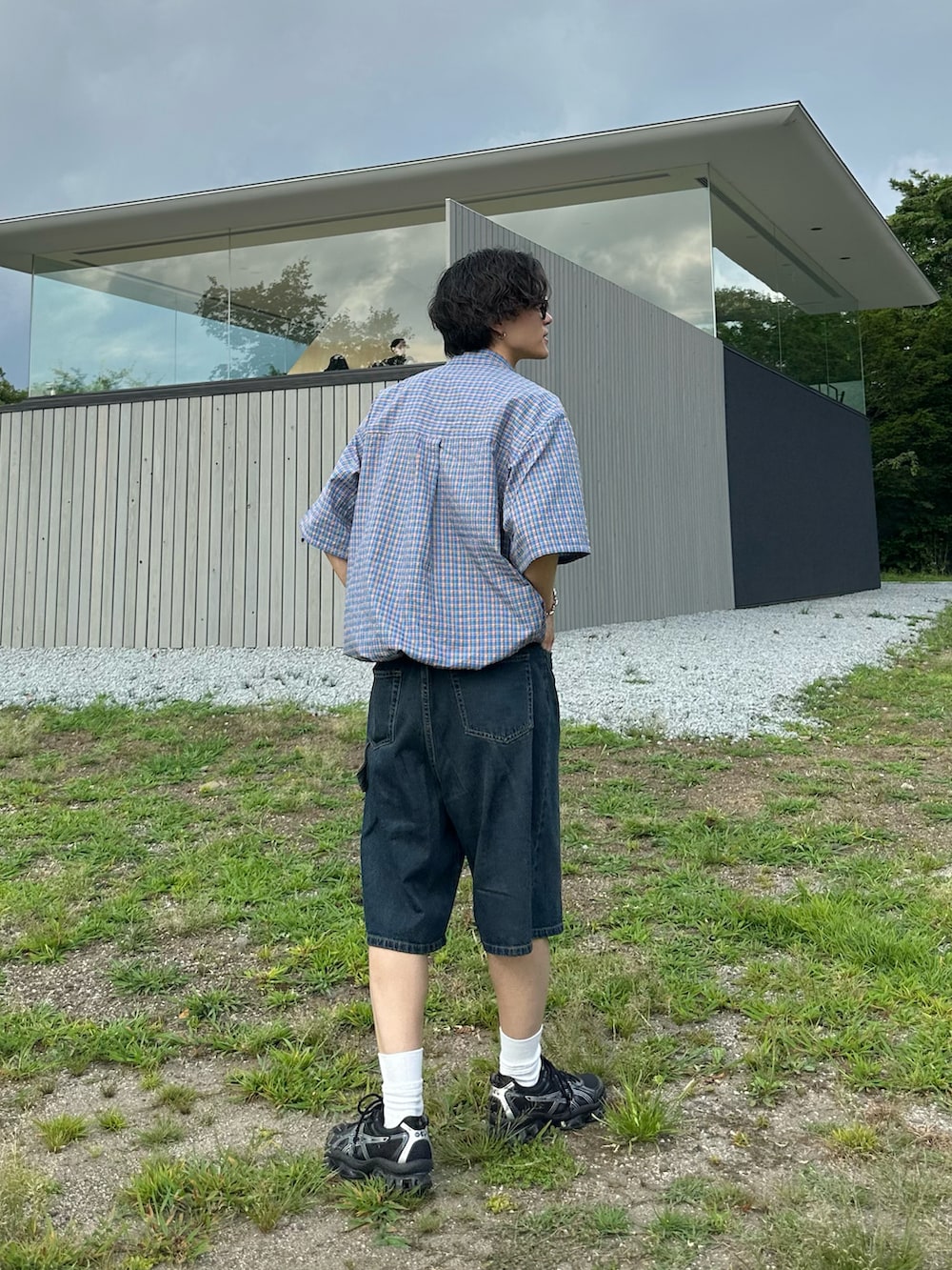 「きれいめカジュアル、シティーボーイ、チェックシャツ、ハーフパンツ、ハーフデニム、WETTEMPT、asics、アツいコーデ全部見せ」｜「WETTEMPTのSEERSUCKER CHECKED SHIRT / シアサッカーチェックシャツ（シャツ/ブラウス、ブルー系）」を使った、おさゆうさん（メンズ・168cm）の夏コーディネートの3枚目の写真
