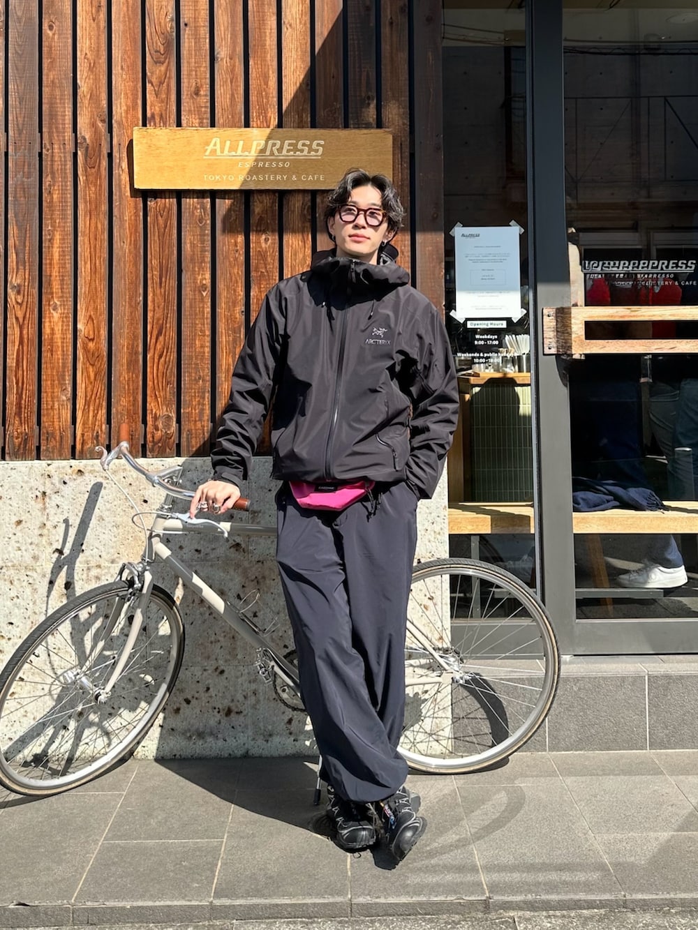 「春めき満開コーデ、春色、大人カジュアル、サイクリング、ARC'TERYX、DAIWAPIER39、シティーボーイ、SALOMON、ナイロンジャケット」｜「EASTPAKの【EASTPAK/イーストパック】SPRINGER　スプリンガー　ウエストバッグ　ショルダーバッグ（ボディバッグ/ウエストポーチ、ピンク系）」を使った、おさゆうさん（メンズ・168cm）の春コーディネートの3枚目の写真