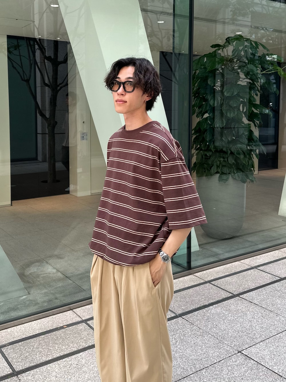 「ブラウン、WETTEMPT、きれいめカジュアル、シティーボーイ、ボーダー、ボーダートップス、チノパン、スラックス」｜「WETTEMPTのDRAW CORD MULTI BORDER TEE / ドローコードマルチボーダーT（Tシャツ/カットソー、ブラウン系）」を使った、おさゆうさん（メンズ・168cm）の夏コーディネートの3枚目の写真