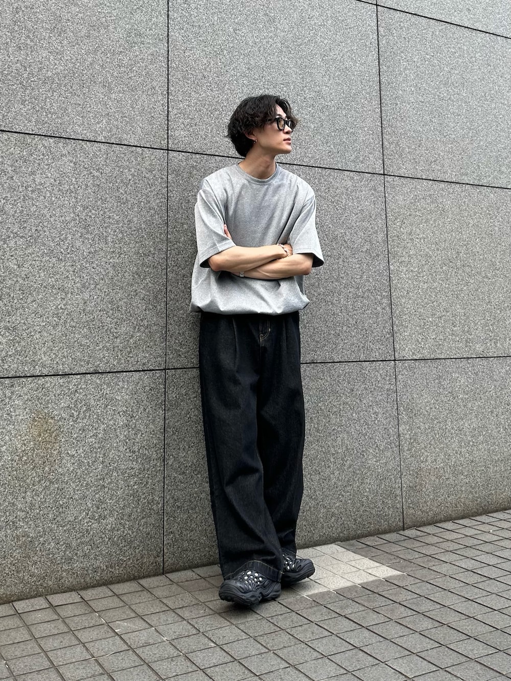 「お出かけコーデ、シンプルコーデ、WETTEMPT、グレートップス、デニム、デニムコーデ」｜「WETTEMPTのPONTE DRAW CORD TEE / ポンチドローコードT（Tシャツ/カットソー、グレー系）」を使った、おさゆうさん（メンズ・168cm）の夏コーディネートの2枚目の写真