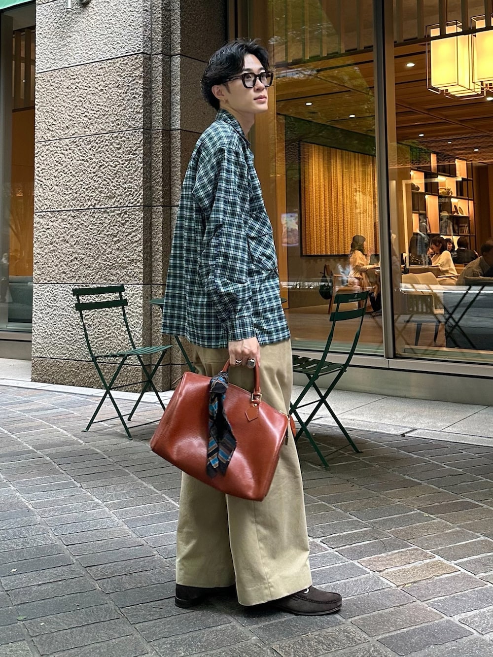 グリーン系のシャツ/ブラウス、ブラウン系のボストンバッグ、ベージュ系のその他パンツを着用したメンズの夏コーディネートの2枚目の写真