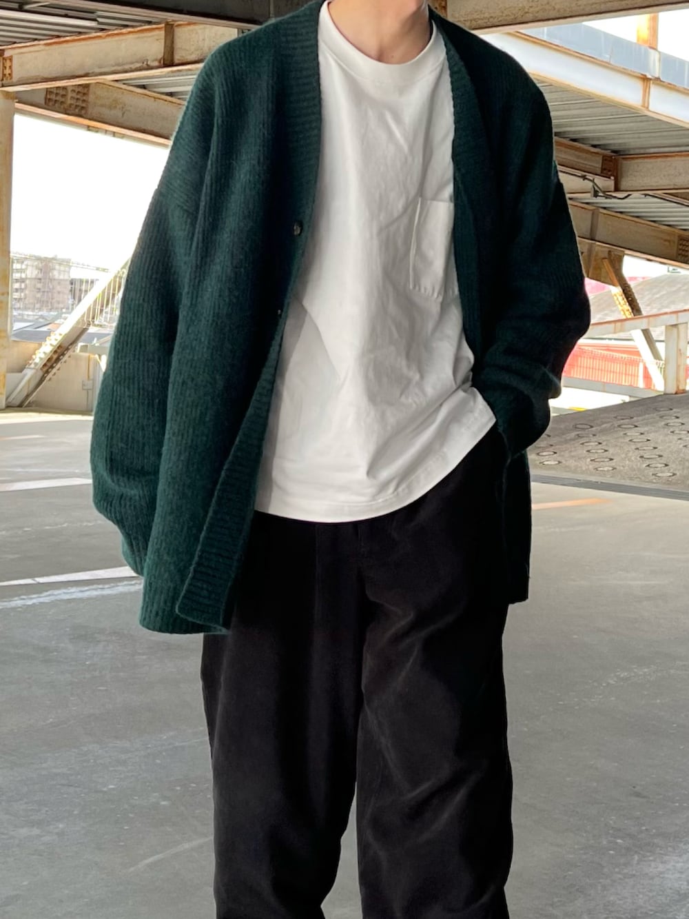 「オトナカジュアル、カーディガン、coda、UNIQLO、UNIQLO U、DAIWA PIER39、clarks、春コーデ、春、グリーン、白Tシャツ」｜「CODAのアイテム（カーディガン/ボレロ、グリーン系）」を使った、おさゆうさん（メンズ・168cm）の冬コーディネートの3枚目の写真