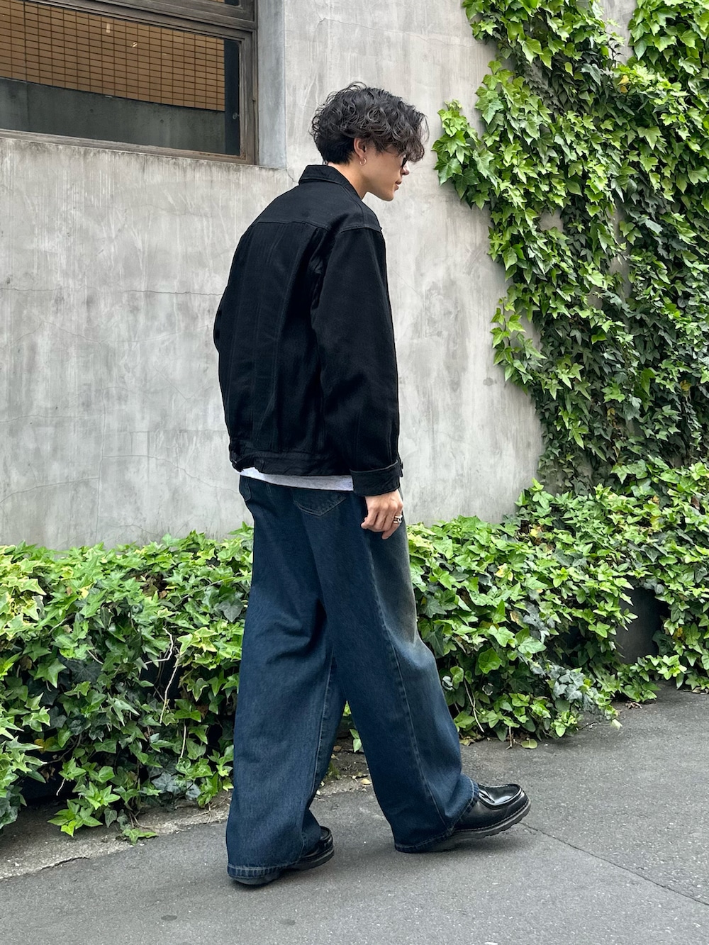 COMOLIのデニムジャケットを使ったメンズ人気ファッション