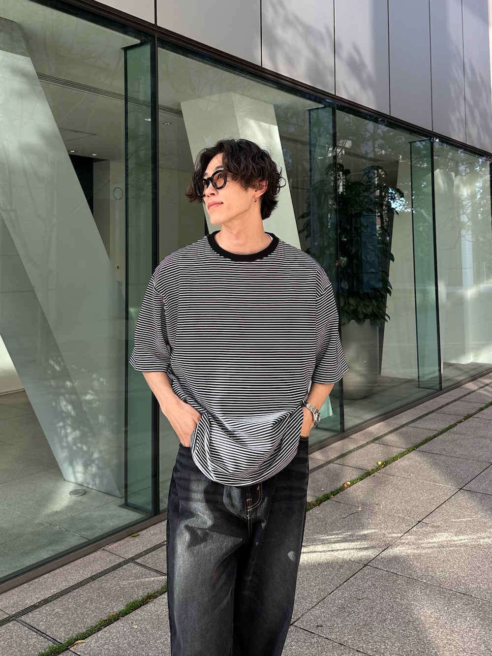 「きれいめカジュアル、WETTEMPT、オーバーダイ、デニム、デニムコーデ、ボーダー、ボーダートップス、SALOMON」｜「WETTEMPTのCREW NECK MULTI BORDER TEE / クルーネックマルチボーダーT（Tシャツ/カットソー、ブラック系）」を使った、おさゆうさん（メンズ・168cm）の春コーディネートの2枚目の写真
