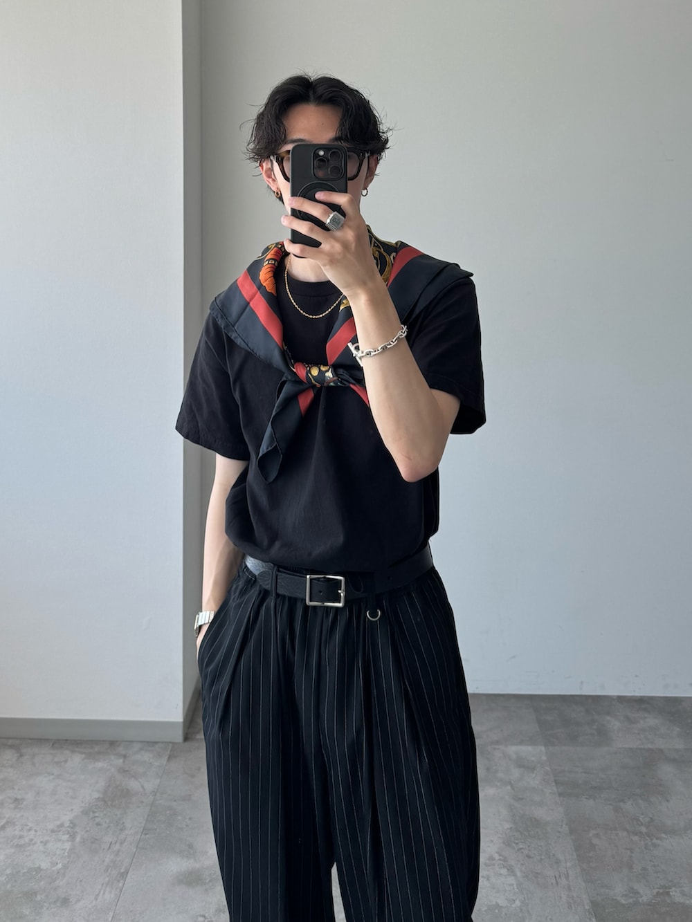 「黒Tシャツ、きれいめカジュアル、WETTEMPT、HERMES、スカーフ、オールブラック、ストライプパンツ」｜「WETTEMPTの2 TUCK EASY STRIPE SLACKS /ツータックイージーストライプスラックス（スラックス、ブラック系）」を使った、おさゆうさん（メンズ・168cm）の夏コーディネートの2枚目の写真