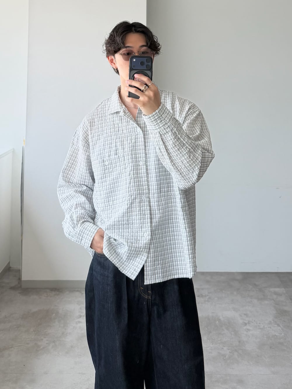 ホワイト系のシャツ/ブラウス、ブルー系のデニムパンツ、ブラック系のモカシン/デッキシューズを着用したメンズの夏コーディネートの2枚目の写真