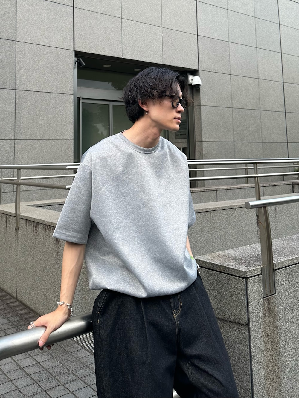 「お出かけコーデ、シンプルコーデ、WETTEMPT、グレートップス、デニム、デニムコーデ」｜「WETTEMPTのPONTE DRAW CORD TEE / ポンチドローコードT（Tシャツ/カットソー、グレー系）」を使った、おさゆうさん（メンズ・168cm）の夏コーディネートの3枚目の写真
