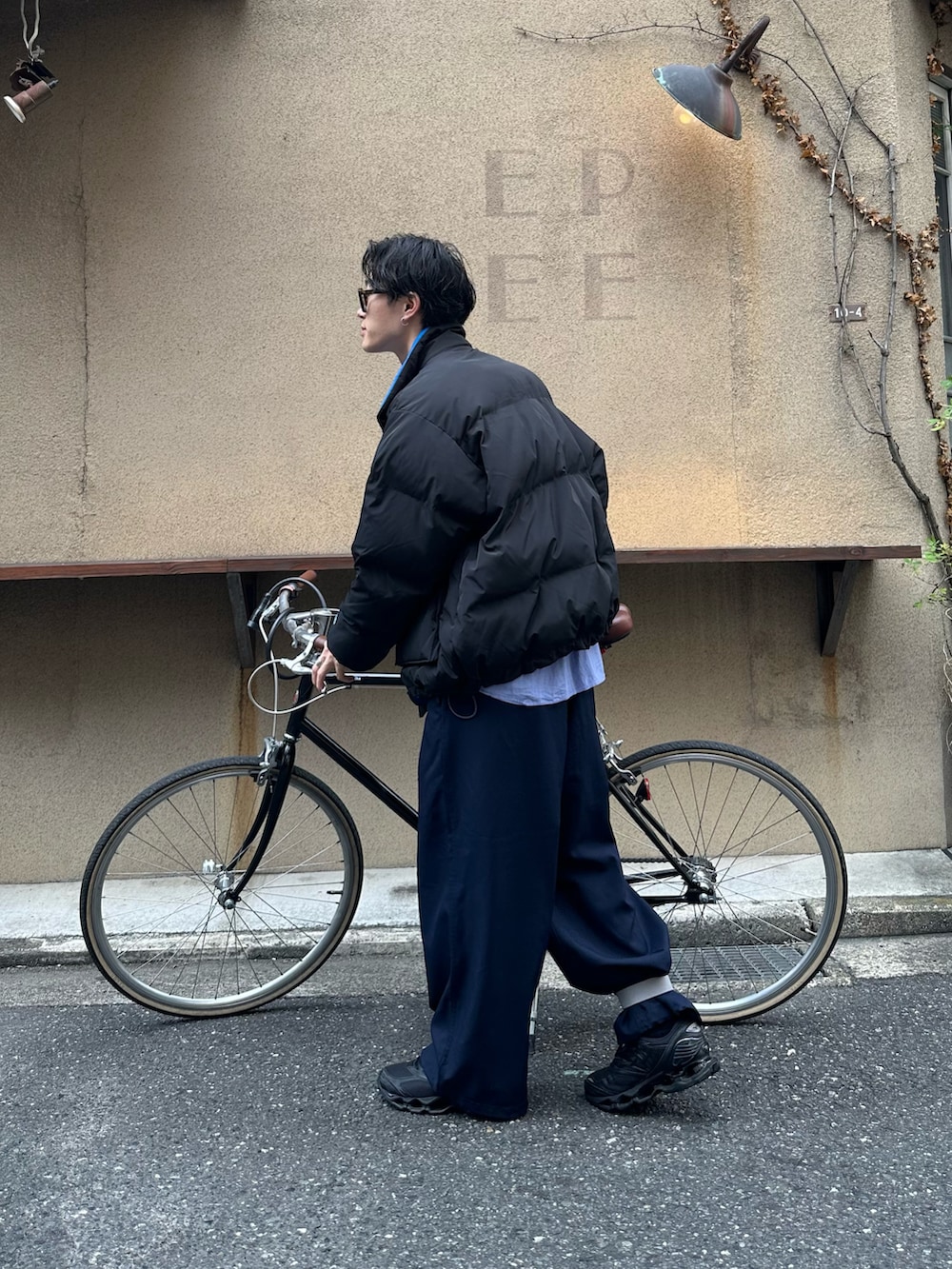 ブラック系のブルゾン、ブルー系のシャツ/ブラウス、ブルー系のその他パンツを着用したメンズの冬コーディネートの2枚目の写真