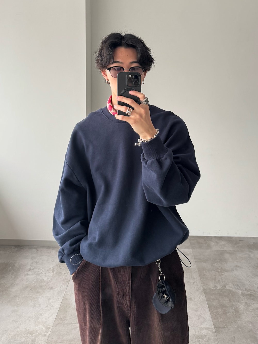 「春コーデ、カジュアルコーデ、シティーボーイ、WETTEMPT、VANS、ネイビー、ブラウン」｜「WETTEMPTのHEAVY WEIGHT DRAW CORD SWEAT / ヘビーウェイトドローコードスウェット（スウェット、ブルー系）」を使った、おさゆうさん（メンズ・168cm）の春コーディネートの2枚目の写真
