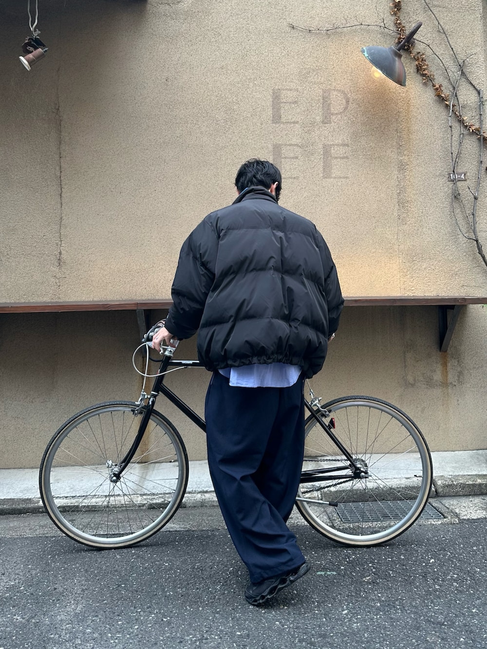 ブラック系のブルゾン、ブルー系のシャツ/ブラウス、ブルー系のその他パンツを着用したメンズの冬コーディネートの3枚目の写真