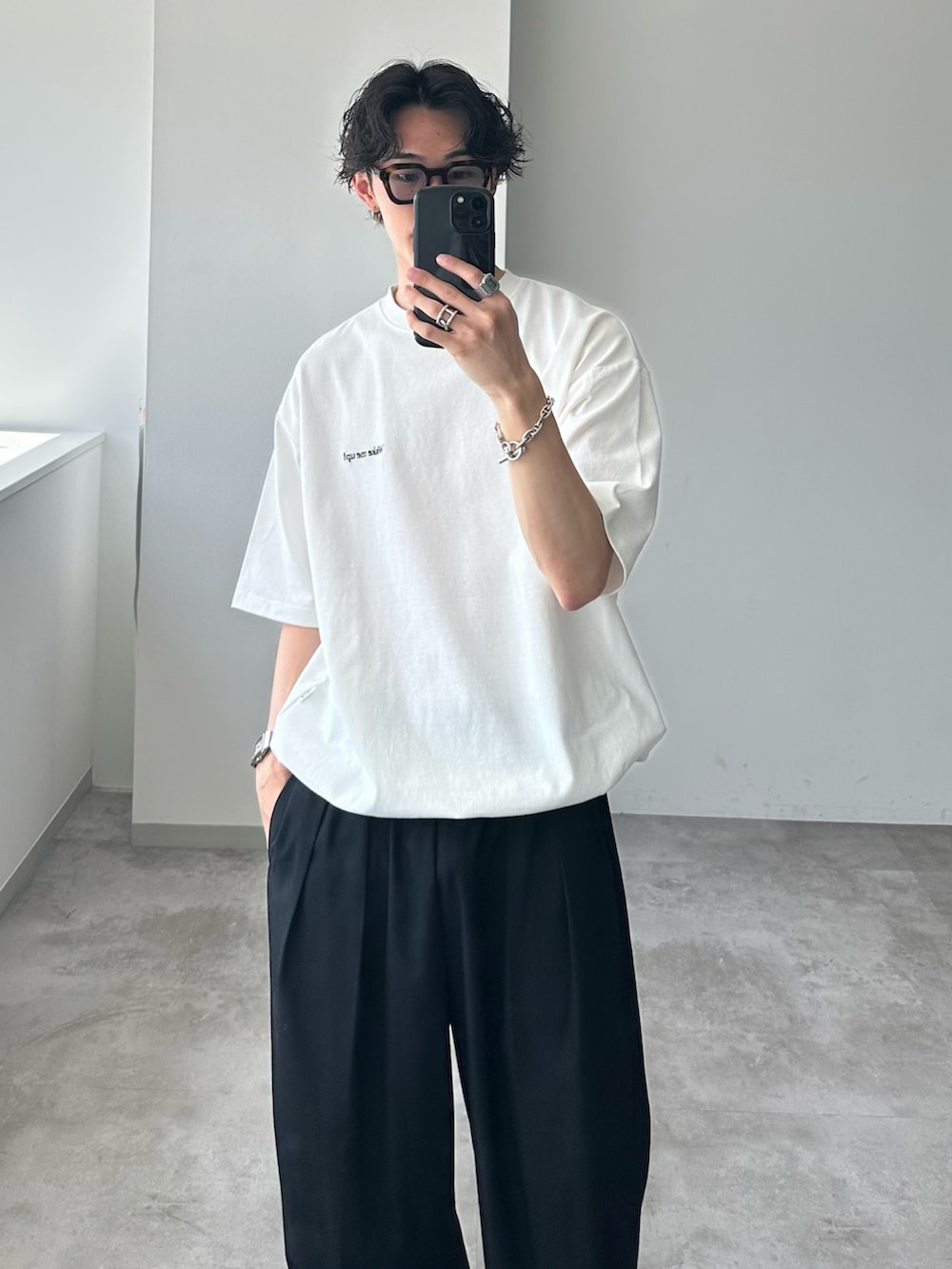 「最近のいい感じコーデ、カジュアルコーデ、シティーボーイ、WETTEMPT、白Tシャツ、ワンポイント刺繍、スラックス、きれいめカジュアル」｜「WETTEMPTのONE SIDE DRAW CORD TEE / ワンサイドドローコードT（Tシャツ/カットソー、ホワイト系）」を使った、おさゆうさん（メンズ・168cm）の春コーディネートの2枚目の写真