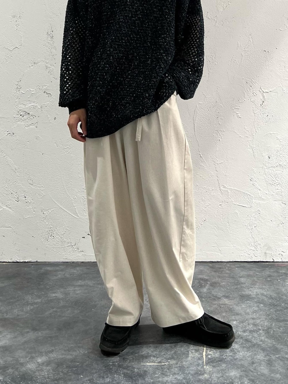 「FUDGEBOYのトラッドスタイル、シンプルコーデ、春夏コーデ、yoke、epnok、clarks、メッシュ、メッシュニット、白パンツ、きれいめカジュアル、低身長コーデ、低身長」｜「YOKEのアイテム（ニット/セーター、ブラック系）」を使った、おさゆうさん（メンズ・168cm）の春コーディネートの2枚目の写真