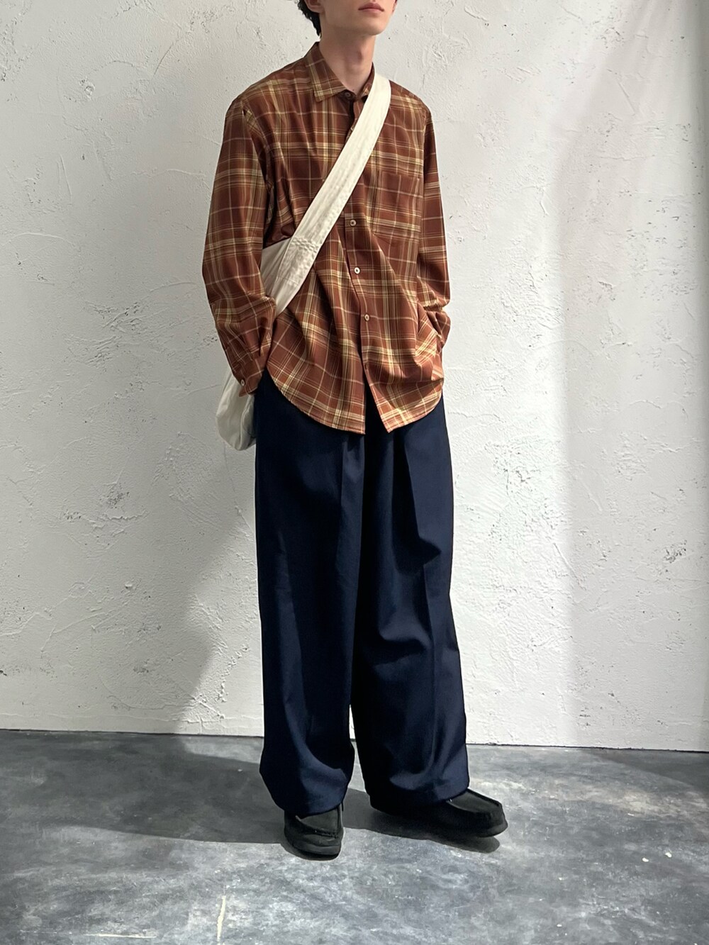 「シンプル、チェック、チェックシャツ、wellder、DAIWAPIER39、clarks、TODAYFUL、秋コーデ」｜「TODAYFULのTODAYFUL(トゥデイフル) "Typewriter Shoulder Bag"タイプライターショルダーバッグ/12121004（ショルダーバッグ、ホワイト系）」を使った、おさゆうさん（メンズ・168cm）の秋コーディネートの3枚目の写真