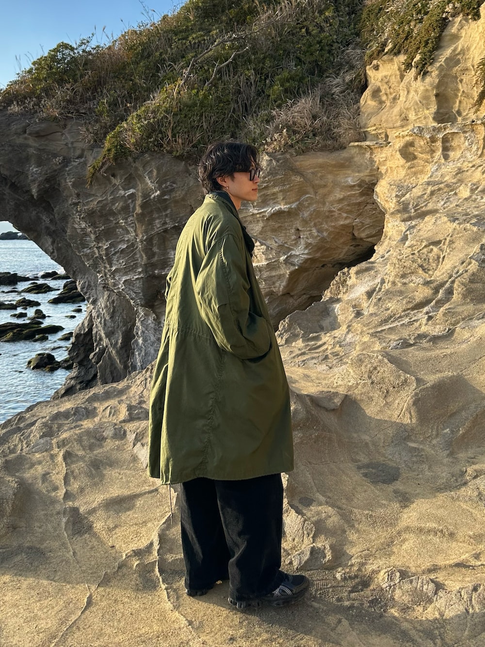 「レイヤードスタイル、M65、WETTEMPT、Dickies、asics、khoki、シティーボーイ、きれいめカジュアル」｜「VINTAGEのアイテム（ミリタリージャケット、グリーン系）」を使った、おさゆうさん（メンズ・168cm）の冬コーディネートの3枚目の写真