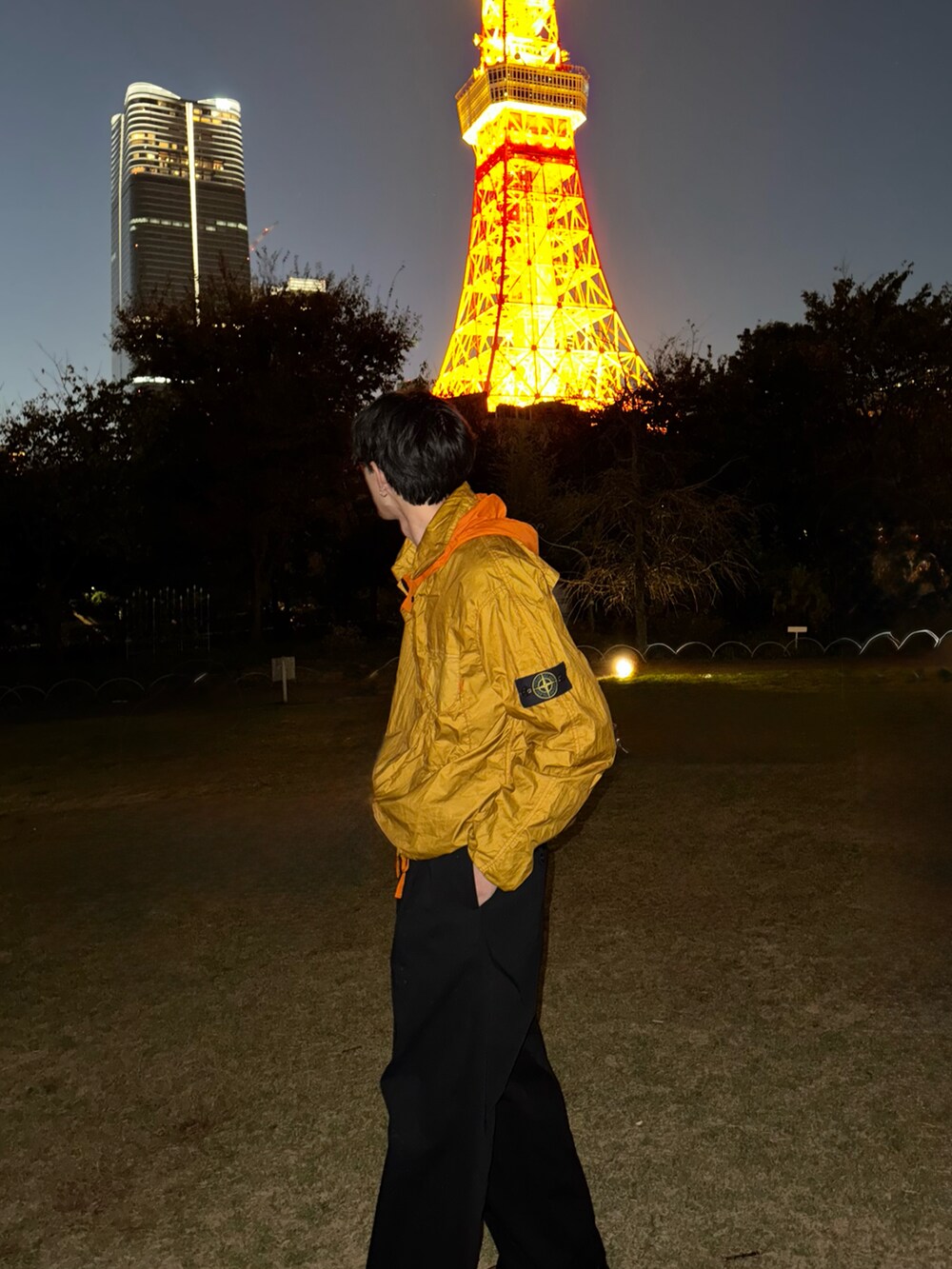 「最近のいい感じコーデ、stoneisland、ストーンアイランド、ナイロンジャケット、シティーボーイ、イエロー」｜「STONE ISLANDのアイテム（ナイロンジャケット、イエロー系）」を使った、おさゆうさん（メンズ・168cm）の秋コーディネートの3枚目の写真