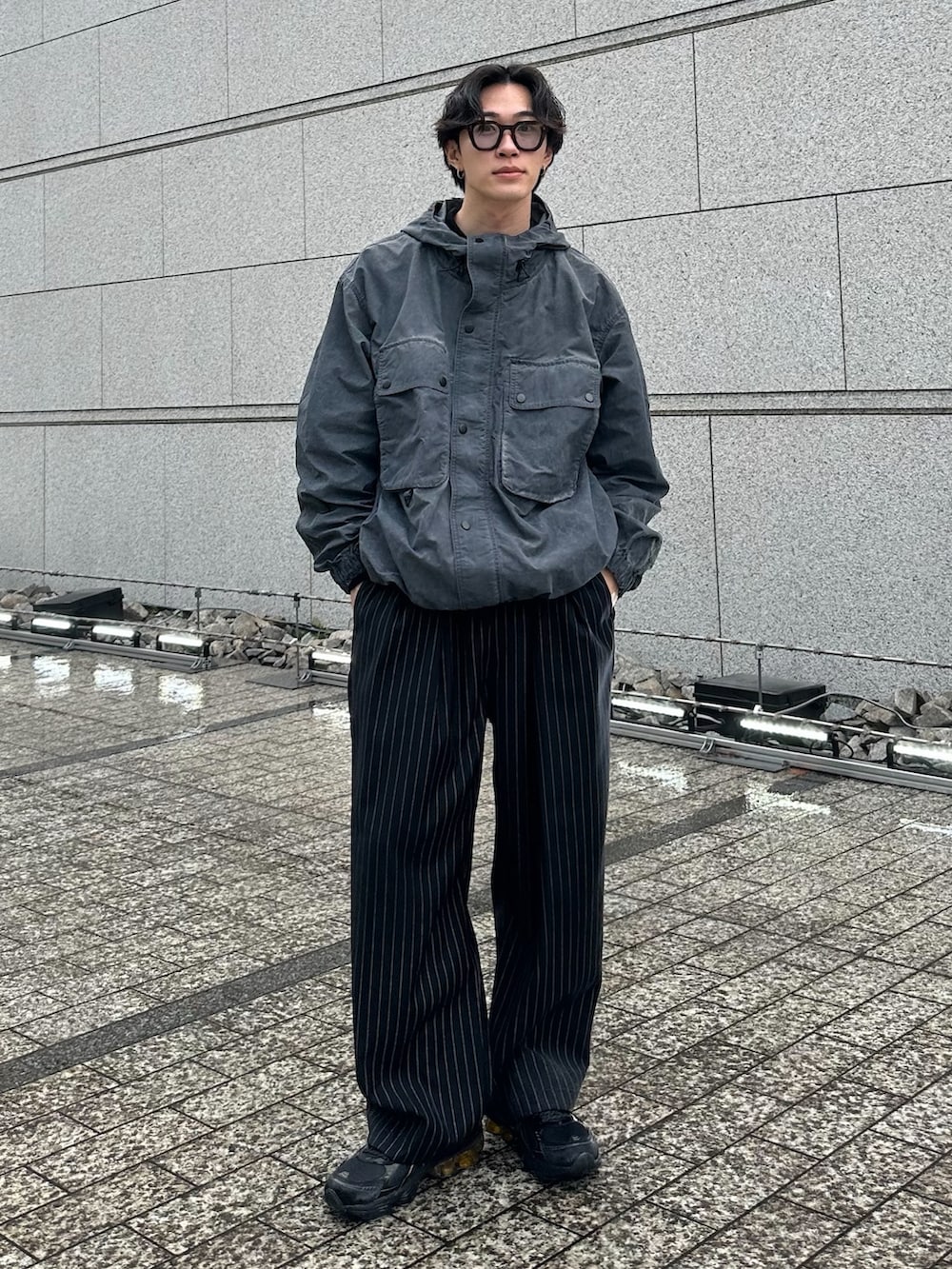 「今日のコーデ、WETTEMPT、マウンテンパーカー、ストライプパンツ、カジュアル、シティーボーイ、春コーデ」｜「WETTEMPTのGARMENT DYED NYLON MOUNTAIN PARKER / ガーメントダイナイロンマウンテンパーカー（マウンテンパーカー、グレー系）」を使った、おさゆうさん（メンズ・168cm）の春コーディネートの2枚目の写真