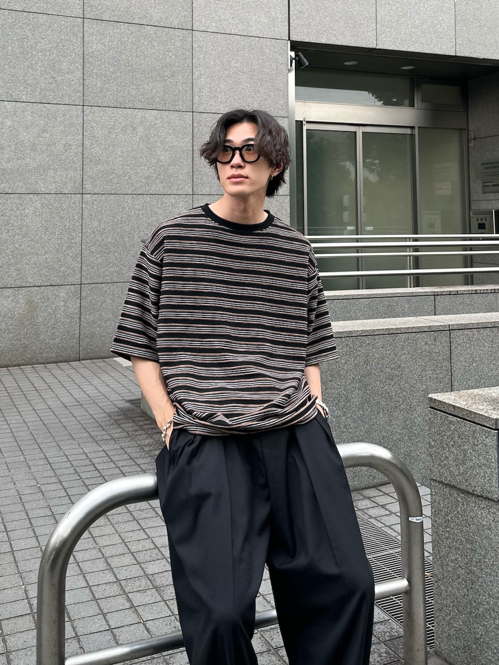 「ブラウン、大人カジュアル、WETTEMPT、ボーダー、ボーダートップス、シティーボーイ」｜「WETTEMPTのCREW NECK MULTI BORDER TEE / クルーネックマルチボーダーT（Tシャツ/カットソー、ブラック系）」を使った、おさゆうさん（メンズ・168cm）の夏コーディネートの3枚目の写真