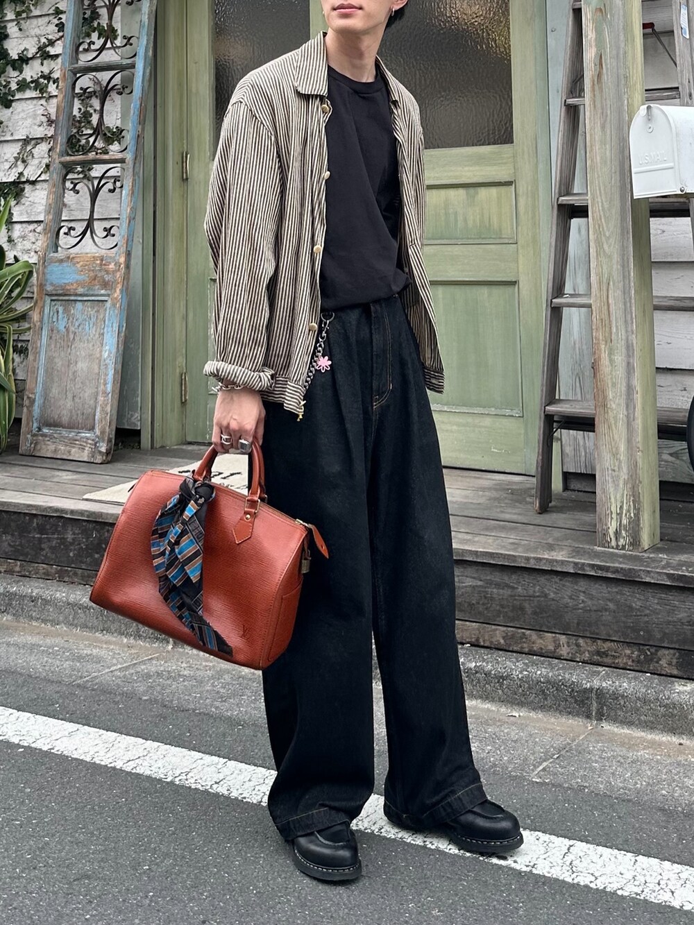 ブラック系のTシャツ/カットソー、ベージュ系のブルゾン、ブラック系のデニムパンツを着用したメンズの春コーディネートの3枚目の写真