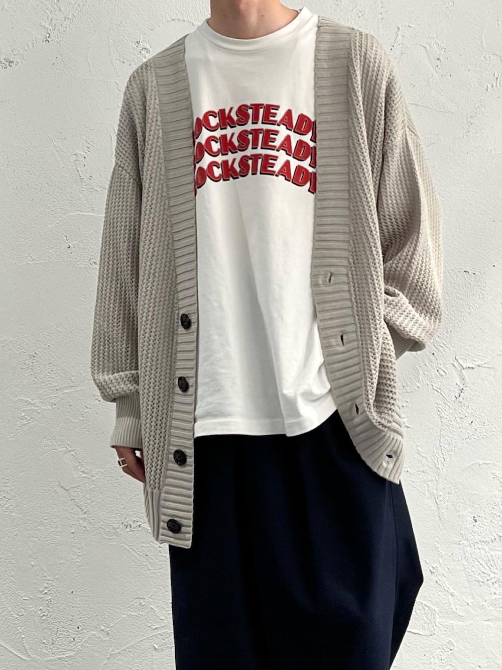 「春夏コーデ、シンプルスタイル、カーディガン、ロゴT、selleglant、DAIWAPIER39、blurhms、Paraboot、きれいめカジュアル、低身長、低身長コーデ」｜「blurhmsの【blurhms ROOTSTOCK】ロゴTシャツ ROCKSTEADY MEN（Tシャツ/カットソー、ホワイト系）」を使った、おさゆうさん（メンズ・168cm）の春コーディネートの3枚目の写真
