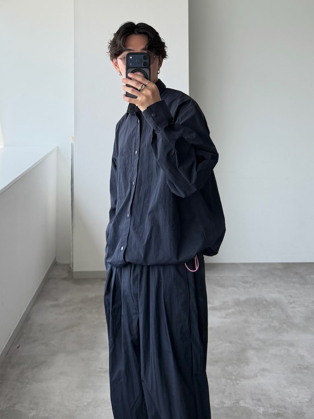 ブルー系のその他パンツ、ブルー系のシャツ/ブラウス、ブラック系のモカシン/デッキシューズを着用したメンズの夏コーディネートの2枚目の写真