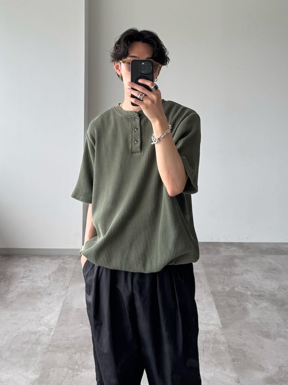 「きれいめカジュアル、シティーボーイ、WETTEMPT、berwick1707、ヘンリーネック、ナイロンパンツ、カーキ、ビットローファー」｜「WETTEMPTのHENRY NECK PIGMENT WAFFLE TEE / ヘンリーネックピグメントワッフルT（Tシャツ/カットソー、グリーン系）」を使った、おさゆうさん（メンズ・168cm）の春コーディネートの2枚目の写真