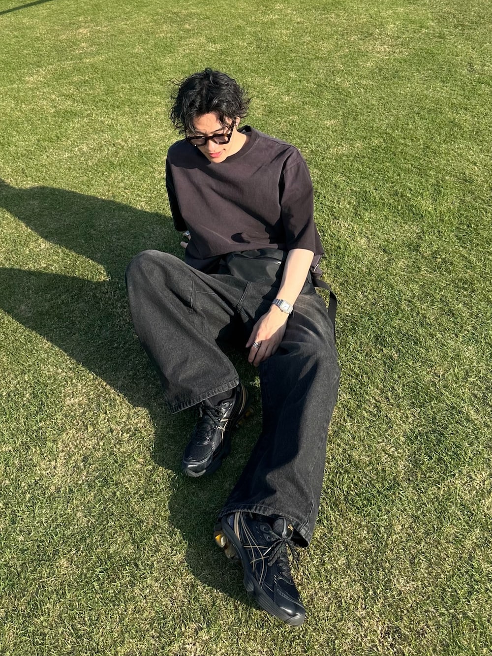 「WETTEMPT、きれいめカジュアル、デニム、デニムコーデ、ARC'TERYX、オールブラック、フェスコーデ」｜「WETTEMPTのGARMENT DYED SPRAY DRAWCORD TEE /ガーメントダイスプレードローコードT（Tシャツ/カットソー、ブラック系）」を使った、おさゆうさん（メンズ・168cm）の春コーディネートの2枚目の写真