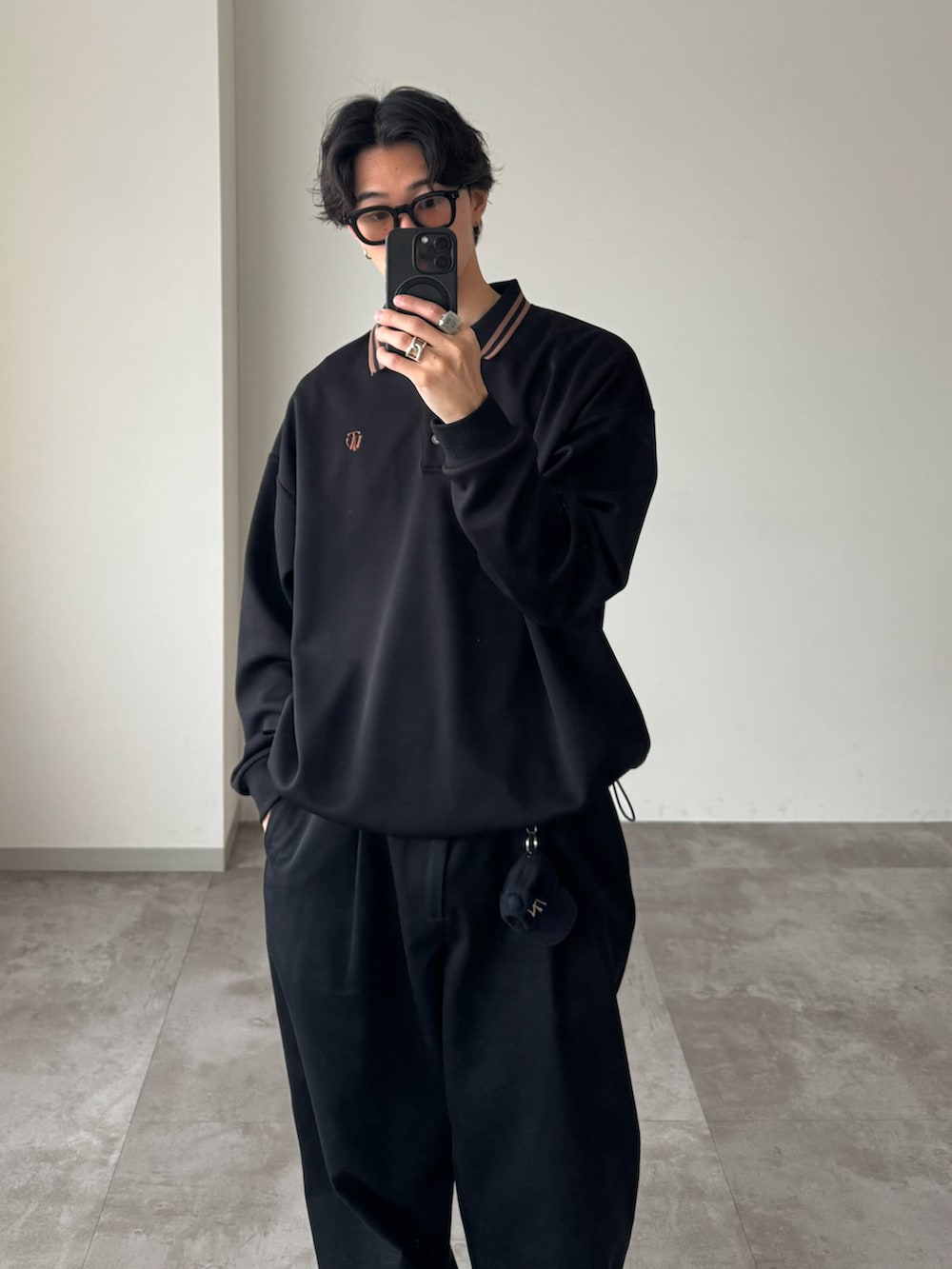 「ロンT、春コーデ、ポロシャツ、WETTEMPT、Traditional Weatherwear、merrell、きれいめカジュアル、シティーボーイ」｜「WETTEMPTのMOSS STITCH LONG POLO SHIRT / 鹿の子ロングポロシャツ（ポロシャツ、ブラック系）」を使った、おさゆうさん（メンズ・168cm）の春コーディネートの2枚目の写真