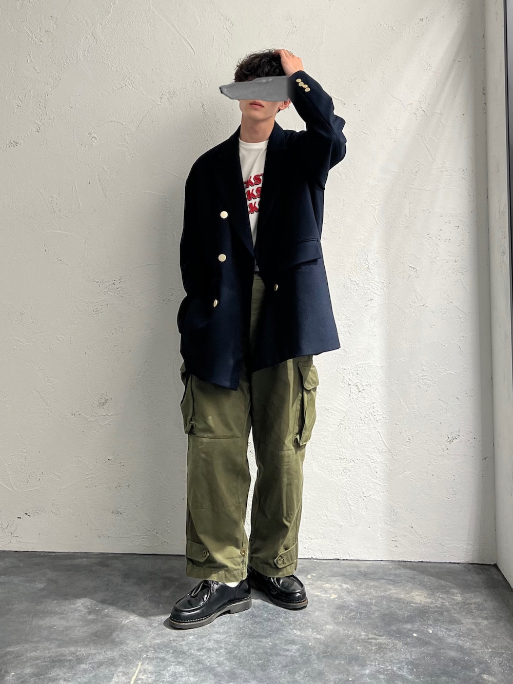 ホワイト系のTシャツ/カットソー、ブルー系のテーラードジャケット、グリーン系のカーゴパンツを着用したメンズの秋コーディネートの2枚目の写真