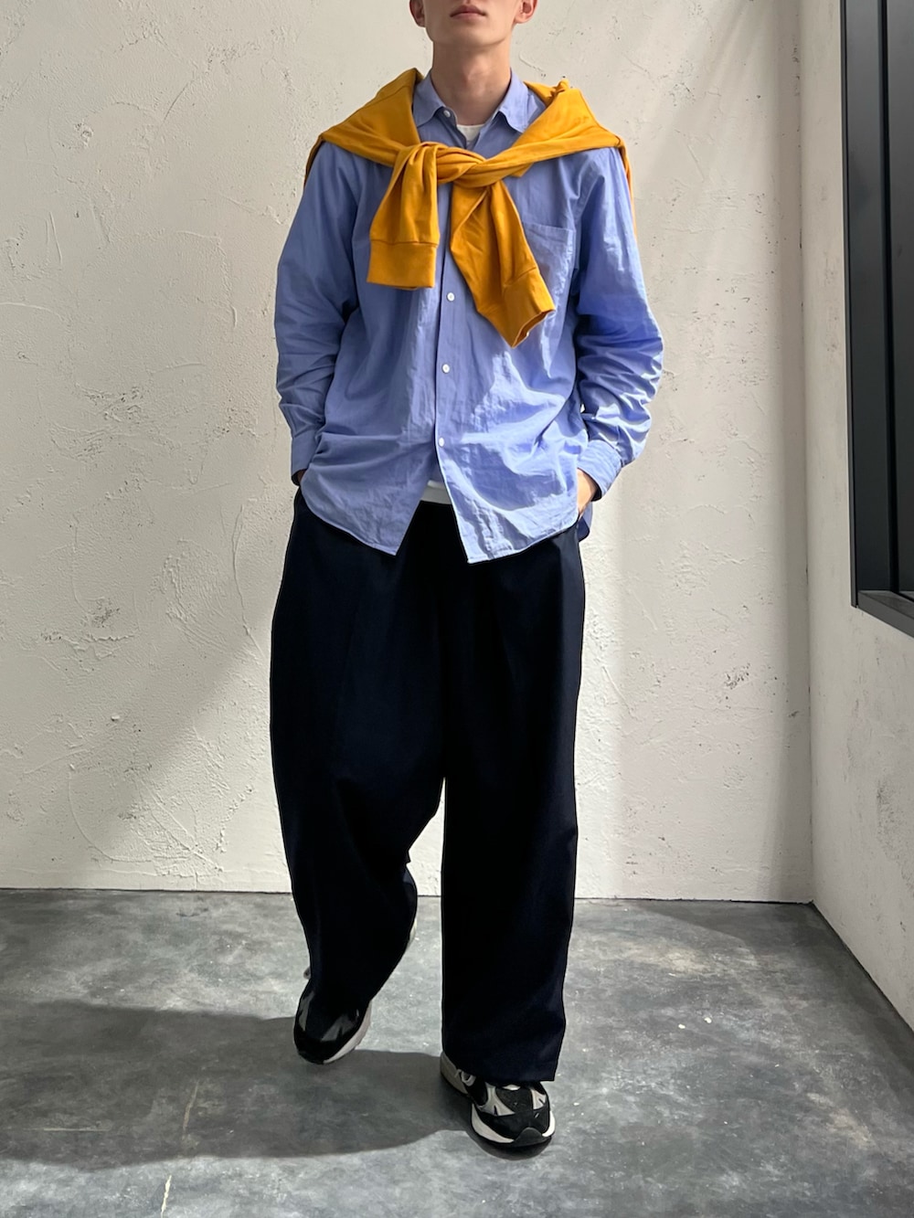 「秋ルック紹介するよ、秋コーデ、差し色、差し色(黄色)、サックスブルー、COMOLI、New Balance、newbalance993、DAIWAPIER39、シティーボーイ、きれいめカジュアル、COMESANDGOES、キャップ」｜「COMOLIのアイテム（シャツ/ブラウス、ブルー系）」を使った、おさゆうさん（メンズ・168cm）の秋コーディネートの3枚目の写真