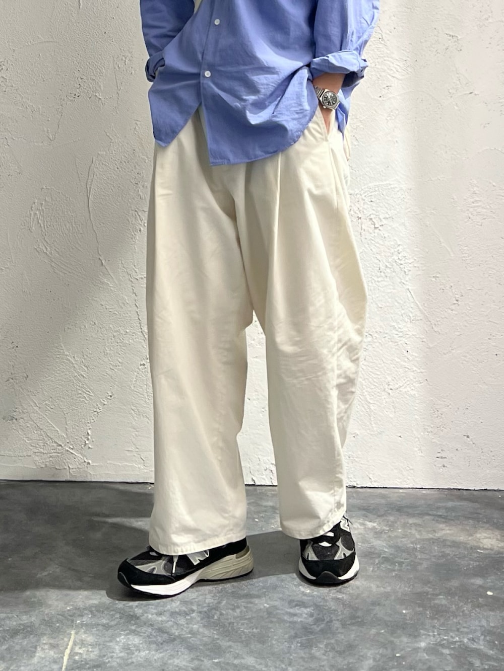 「サックスブルー、COMOLI、epnokplus、New Balance、newbalance993、白パンツ、シティーボーイ、きれいめカジュアル」｜「TODAYFULのTODAYFUL(トゥデイフル) "Typewriter Shoulder Bag"タイプライターショルダーバッグ/12121004（ショルダーバッグ、ホワイト系）」を使った、おさゆうさん（メンズ・168cm）の秋コーディネートの5枚目の写真