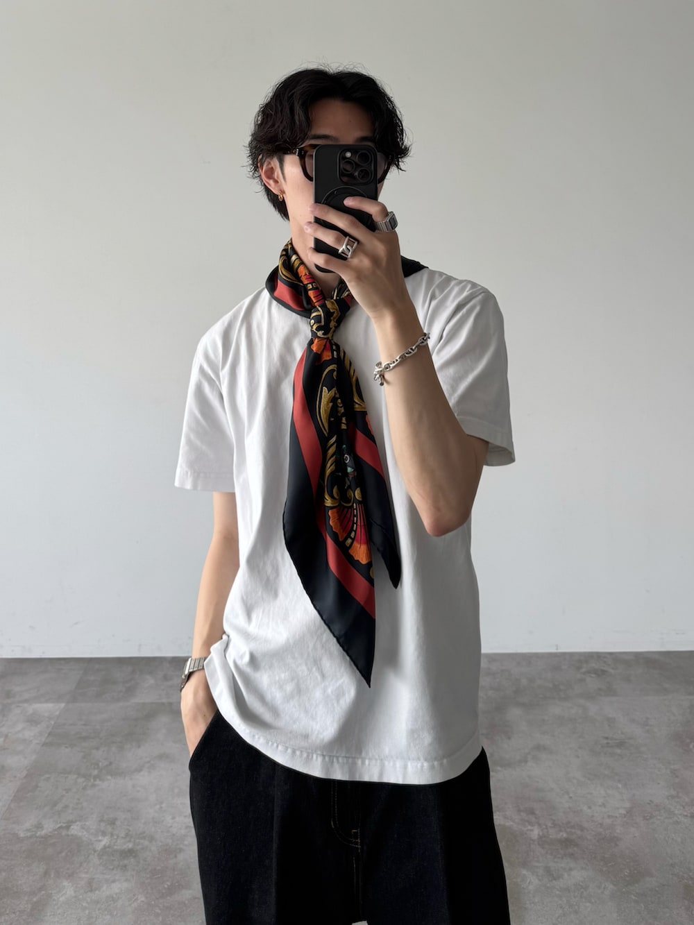 「白Tシャツ、きれいめカジュアル、WETTEMPT、HERMES、スカーフ、デニム、clarks、夏コーデ」｜「WETTEMPTのTAG-LESS COMFORT TRAVEL PACK TEE /タグレスコンフォートトラベルパックT（Tシャツ/カットソー、ホワイト系）」を使った、おさゆうさん（メンズ・168cm）の夏コーディネートの2枚目の写真