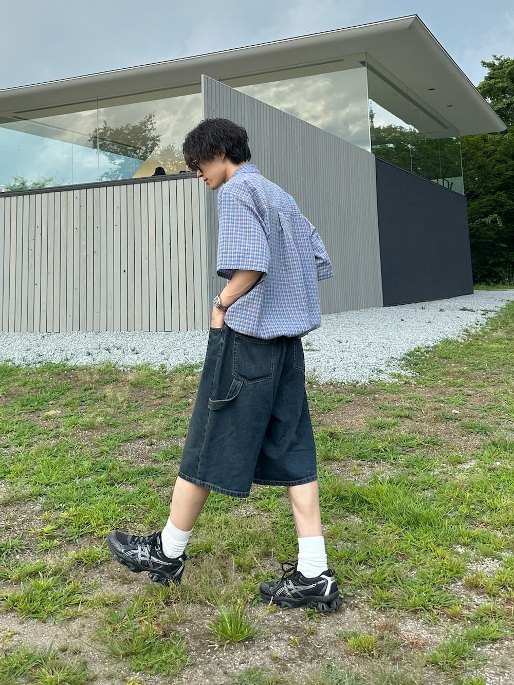「きれいめカジュアル、シティーボーイ、チェックシャツ、ハーフパンツ、ハーフデニム、WETTEMPT、asics、アツいコーデ全部見せ」｜「WETTEMPTのSEERSUCKER CHECKED SHIRT / シアサッカーチェックシャツ（シャツ/ブラウス、ブルー系）」を使った、おさゆうさん（メンズ・168cm）の夏コーディネートの2枚目の写真