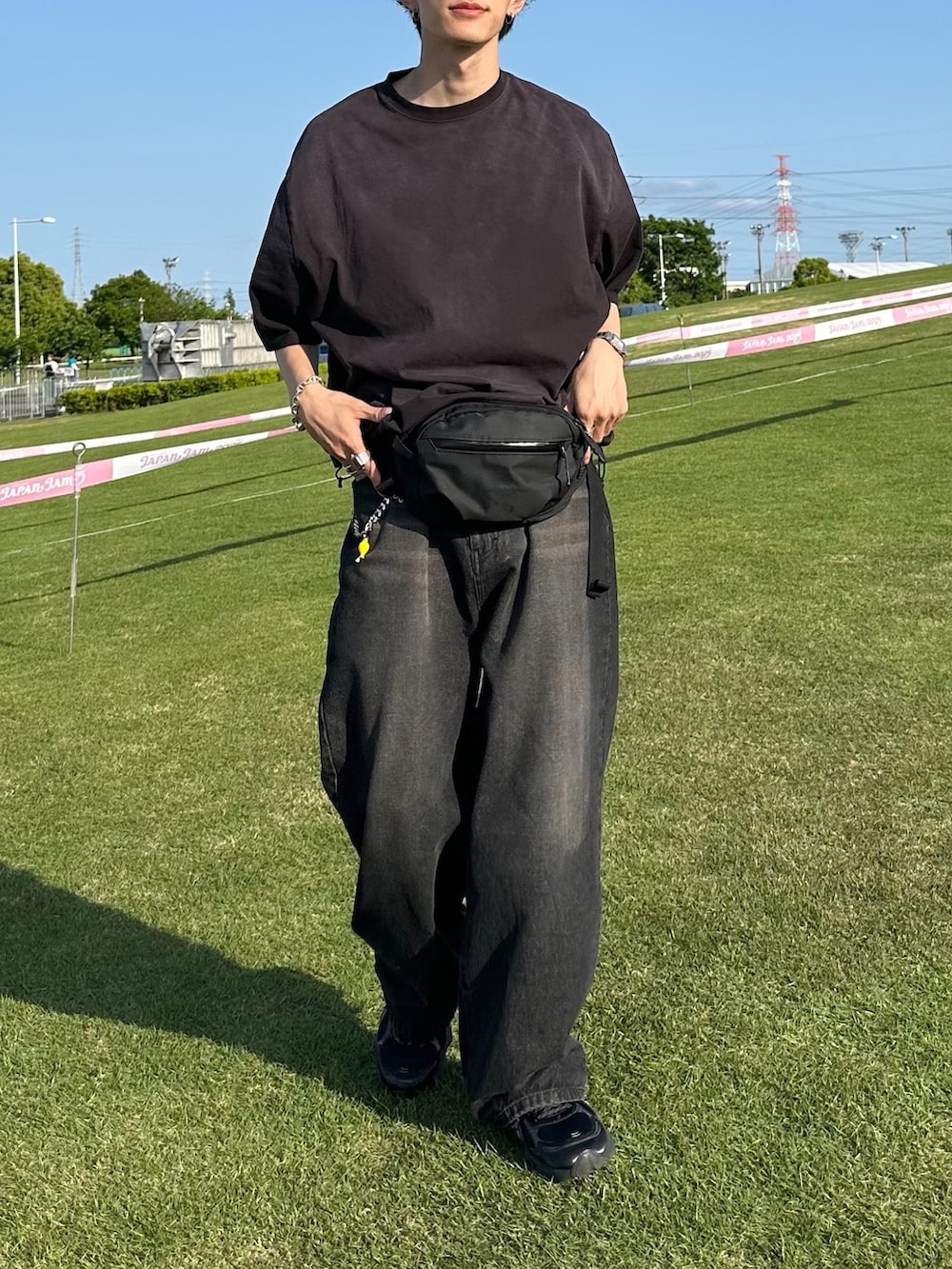 「WETTEMPT、きれいめカジュアル、デニム、デニムコーデ、ARC'TERYX、オールブラック、フェスコーデ」｜「WETTEMPTのGARMENT DYED SPRAY DRAWCORD TEE /ガーメントダイスプレードローコードT（Tシャツ/カットソー、ブラック系）」を使った、おさゆうさん（メンズ・168cm）の春コーディネートの3枚目の写真