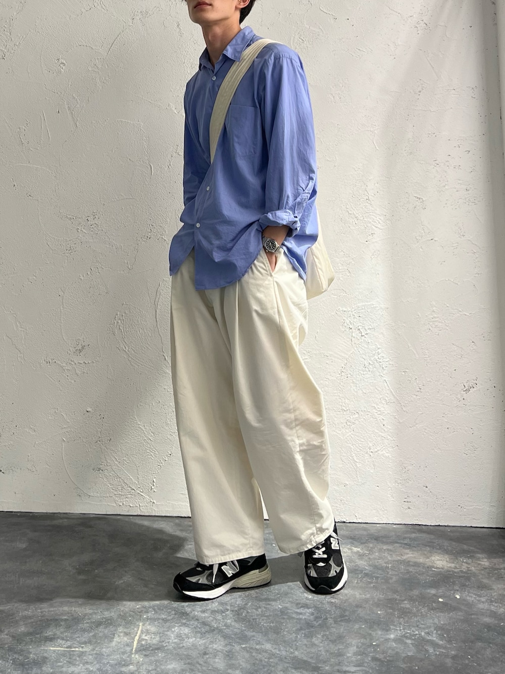 「サックスブルー、COMOLI、epnokplus、New Balance、newbalance993、白パンツ、シティーボーイ、きれいめカジュアル」｜「TODAYFULのTODAYFUL(トゥデイフル) "Typewriter Shoulder Bag"タイプライターショルダーバッグ/12121004（ショルダーバッグ、ホワイト系）」を使った、おさゆうさん（メンズ・168cm）の秋コーディネートの3枚目の写真