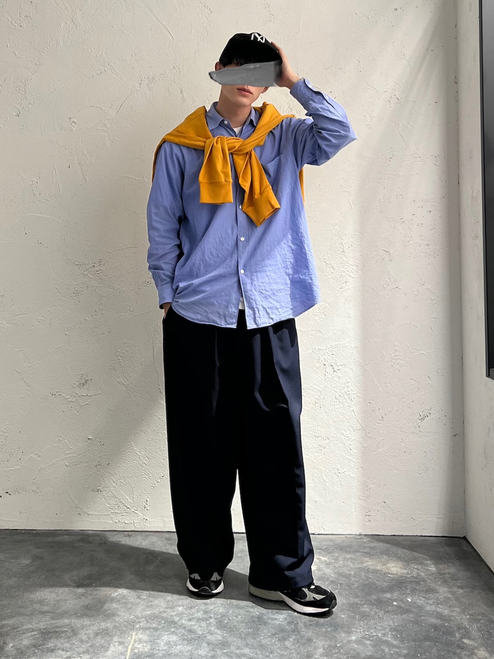 「秋ルック紹介するよ、秋コーデ、差し色、差し色(黄色)、サックスブルー、COMOLI、New Balance、newbalance993、DAIWAPIER39、シティーボーイ、きれいめカジュアル、COMESANDGOES、キャップ」｜「COMOLIのアイテム（シャツ/ブラウス、ブルー系）」を使った、おさゆうさん（メンズ・168cm）の秋コーディネートの2枚目の写真